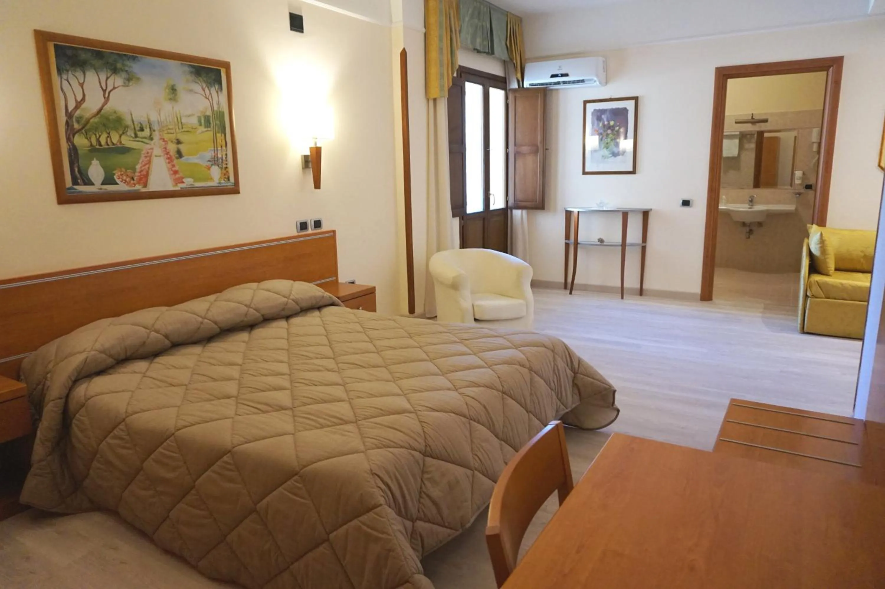 Bedroom, Bed in Bel Sito Hotel Due Torri