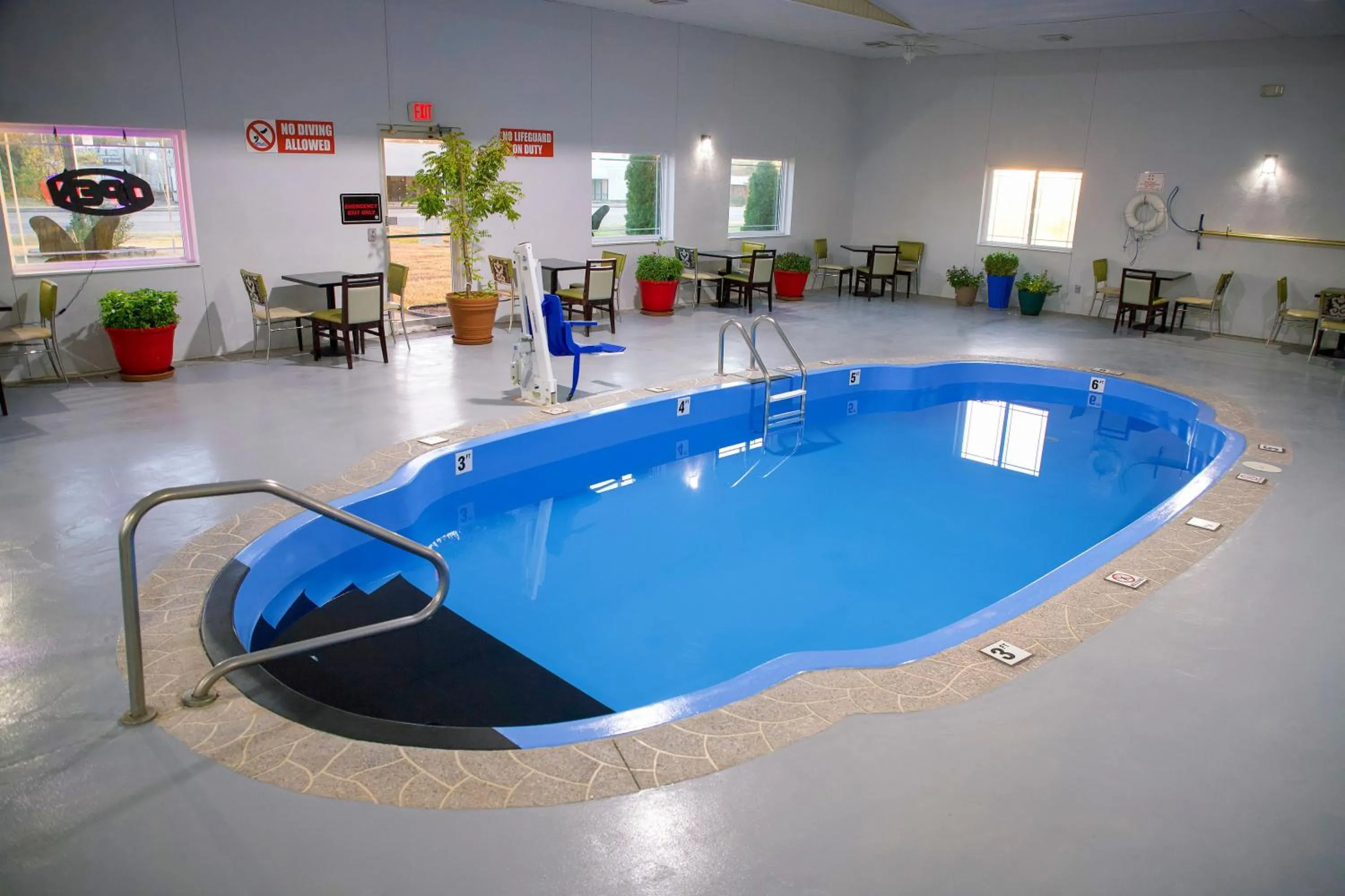 Swimming pool in Express Inn Parsons