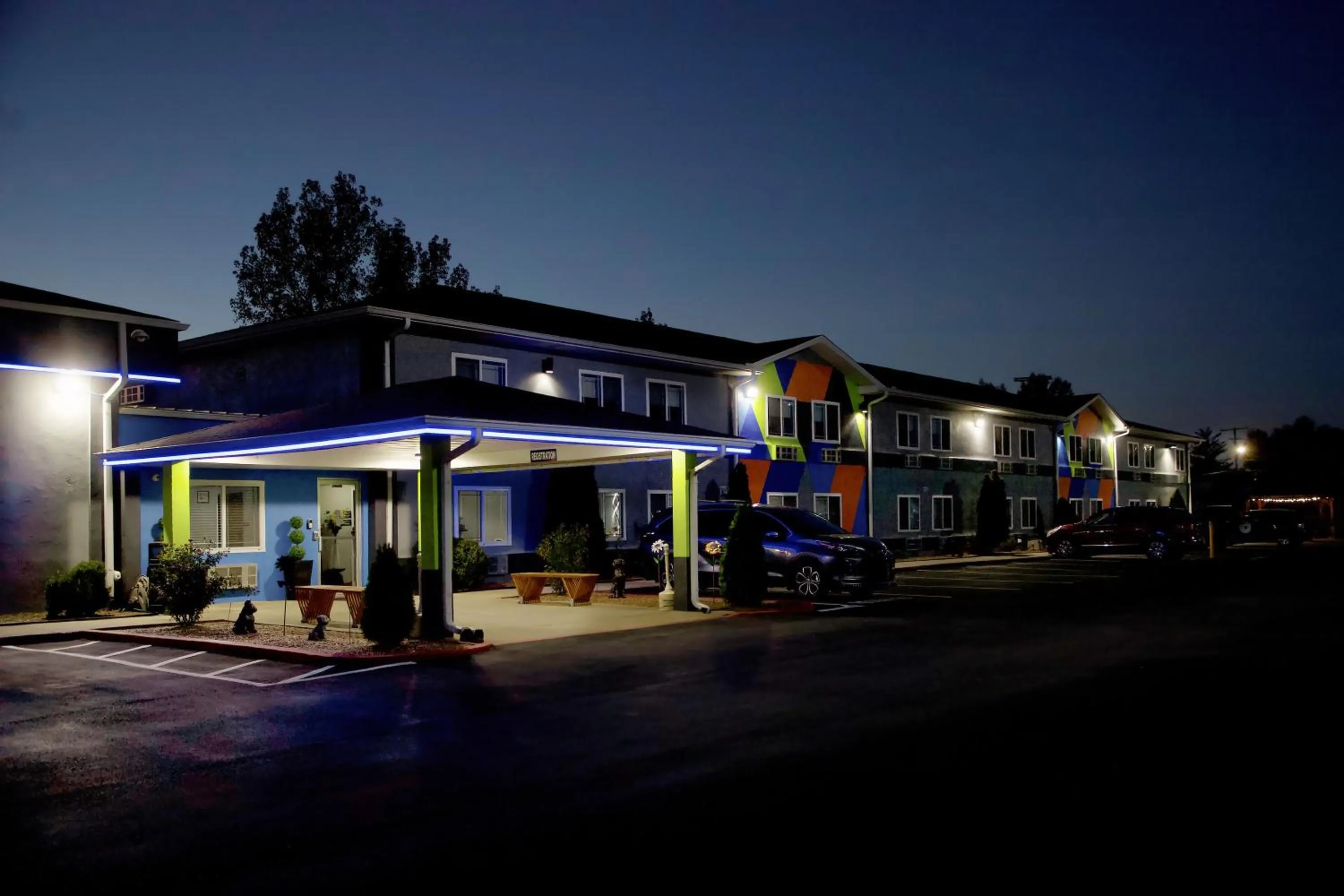 Property building in Express Inn Parsons