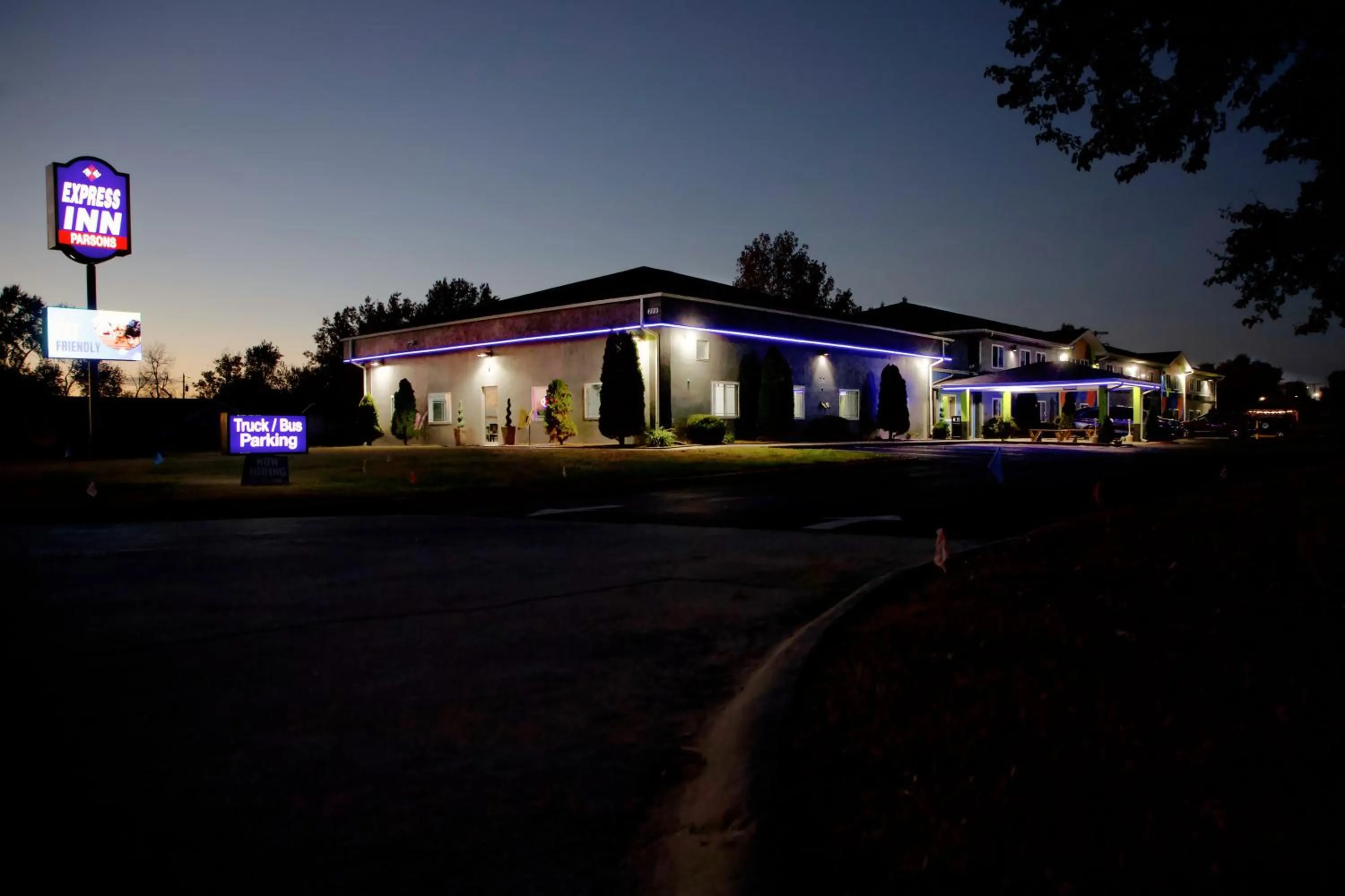 Property building in Express Inn Parsons