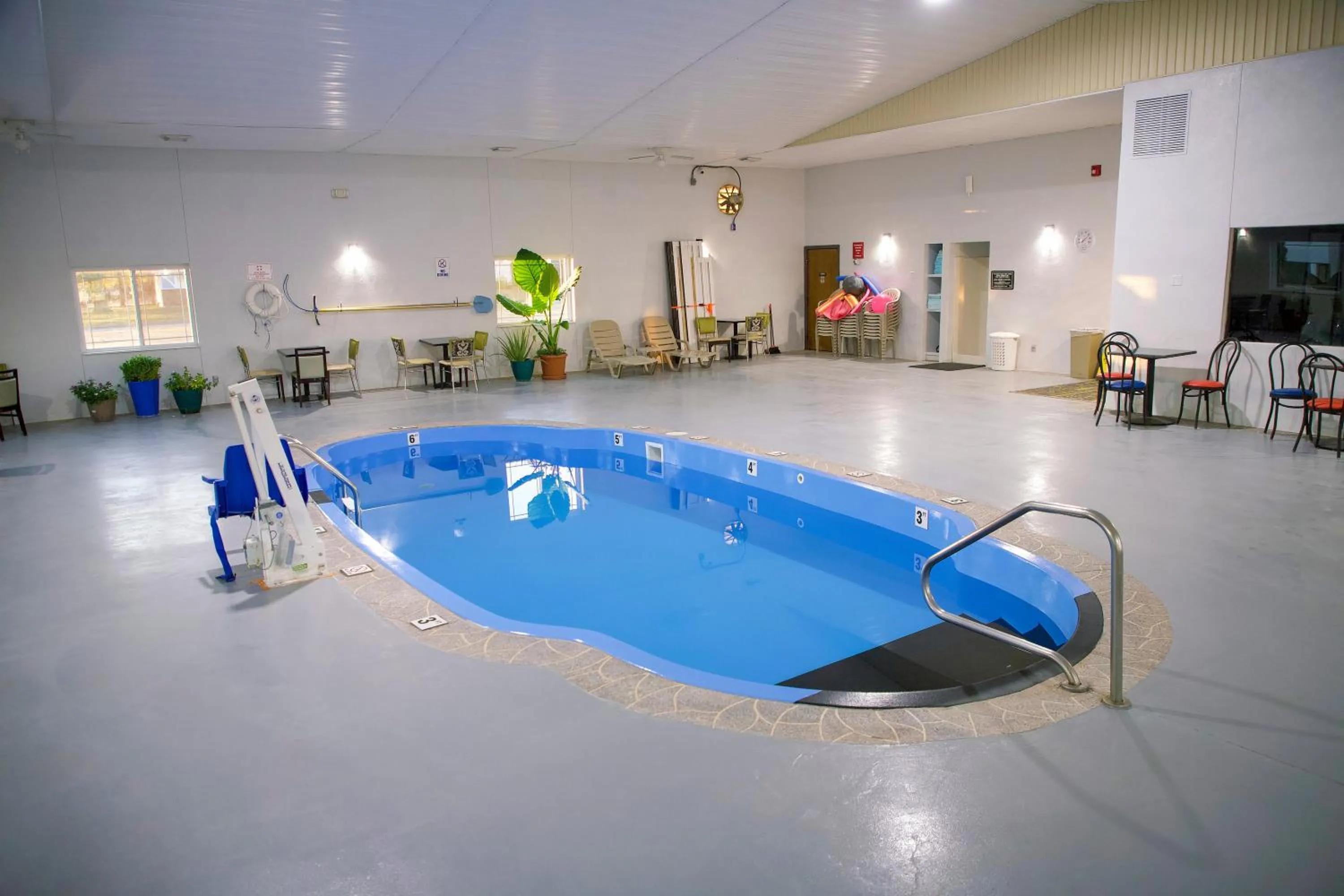 Swimming pool in Express Inn Parsons