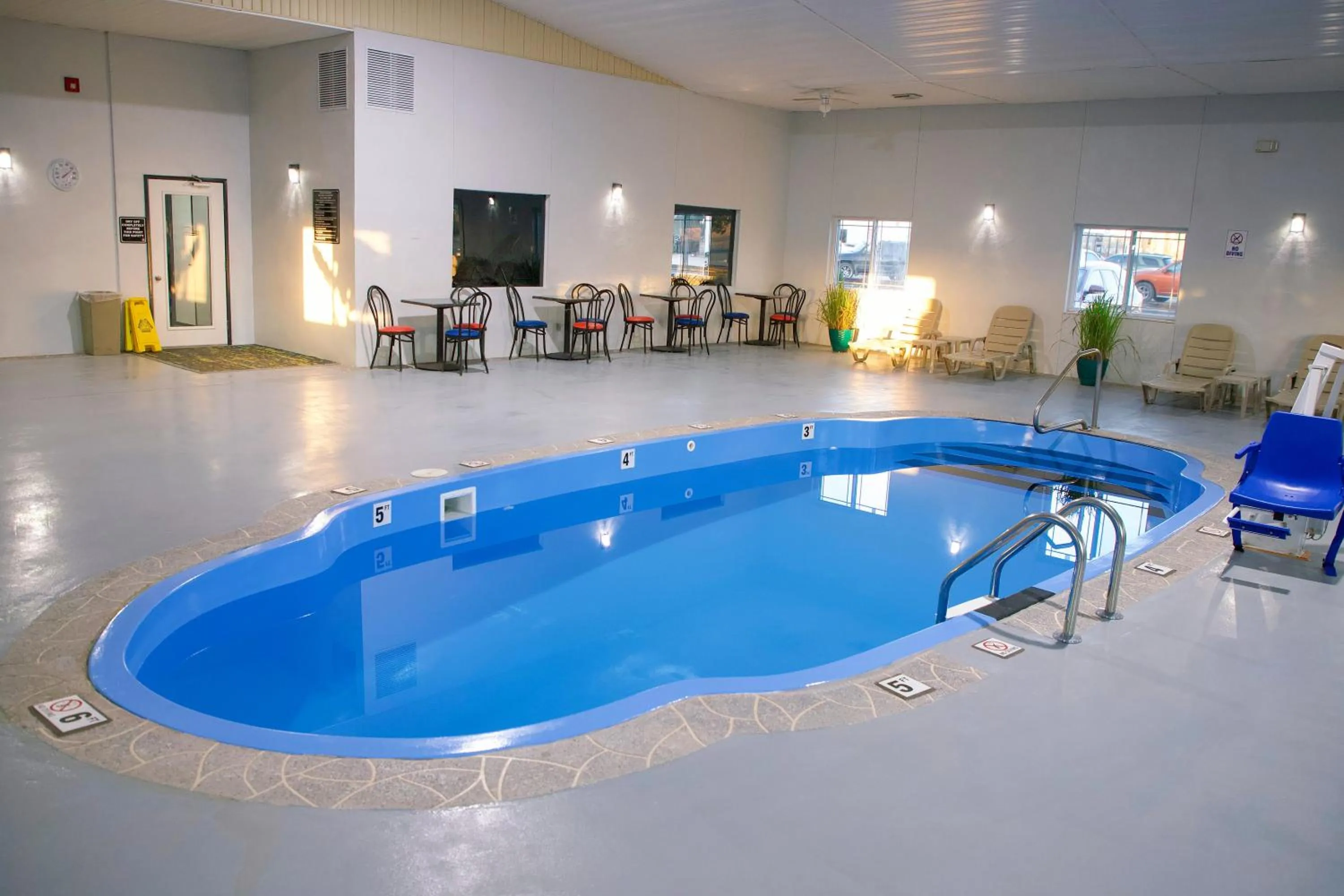 Swimming pool in Express Inn Parsons