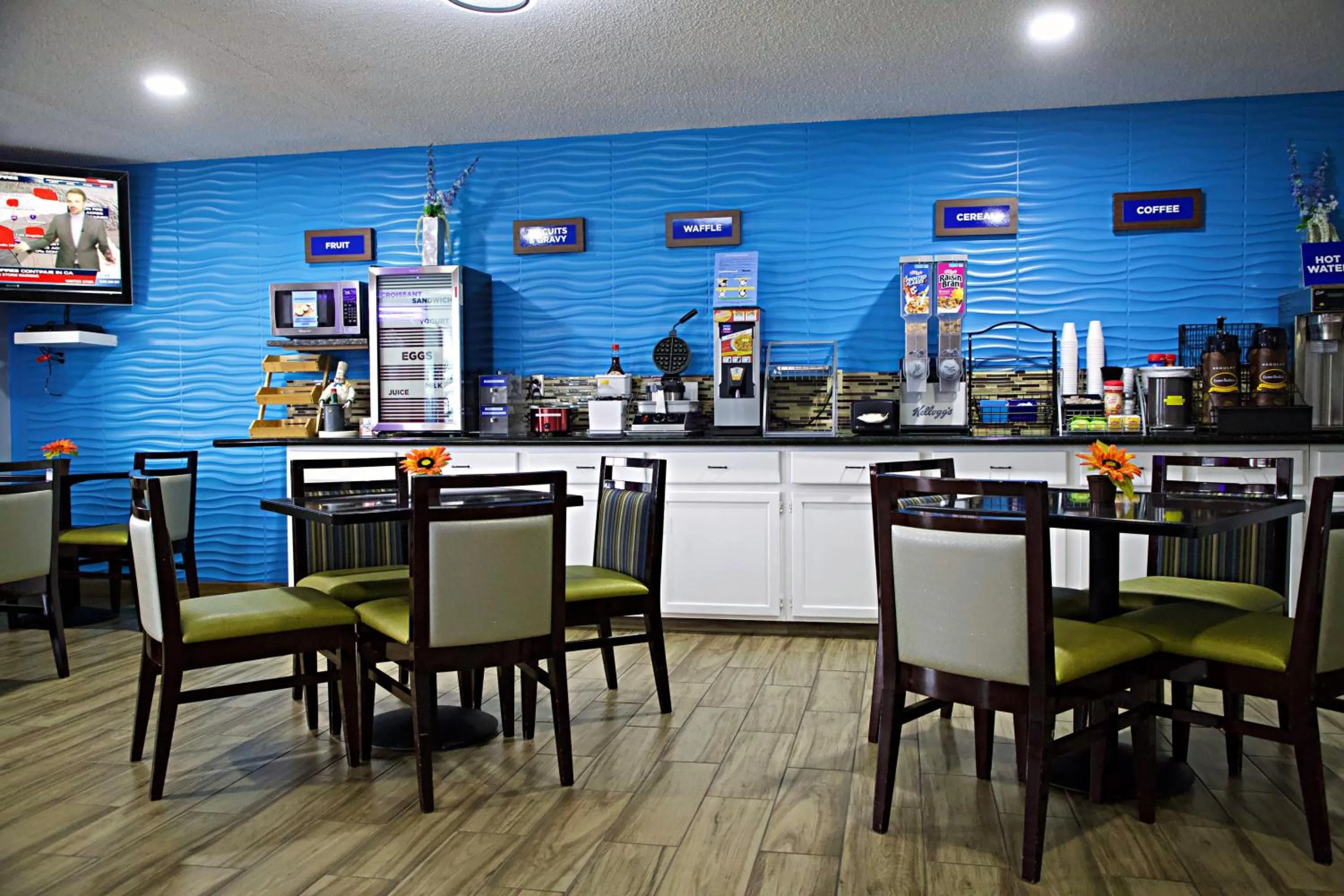 Breakfast in Express Inn Parsons