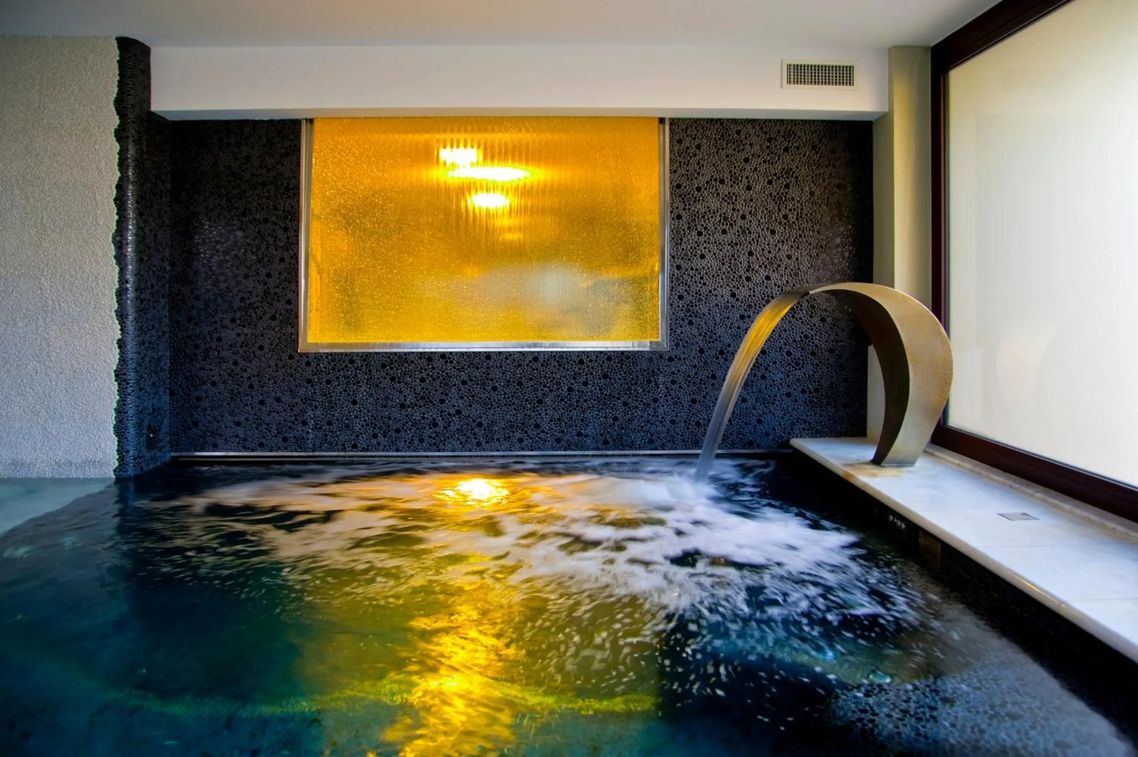 Swimming pool in Best Western Hotel Globus City