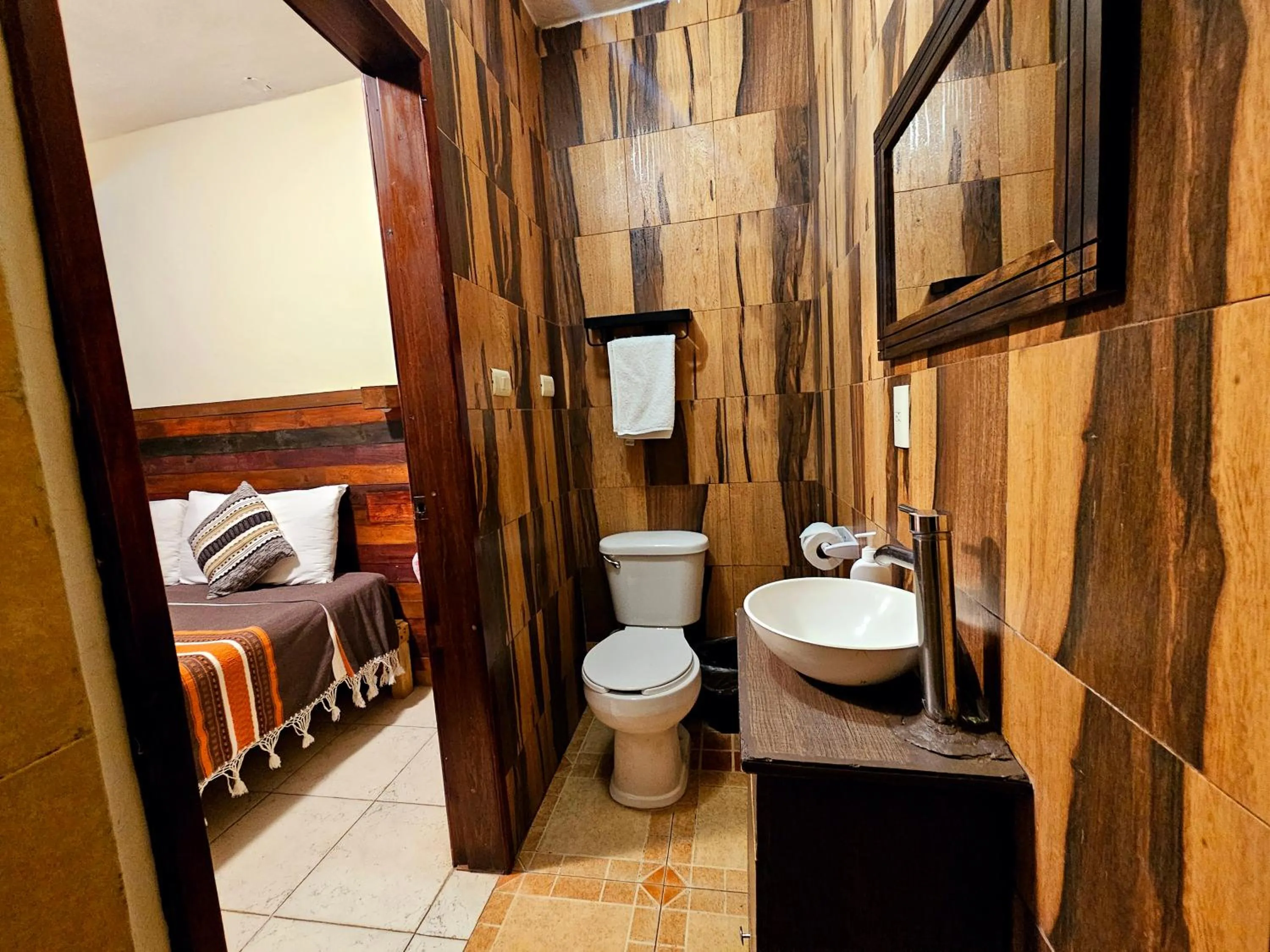 Bathroom, Bed in Arte Sano Hotel San Cristobal