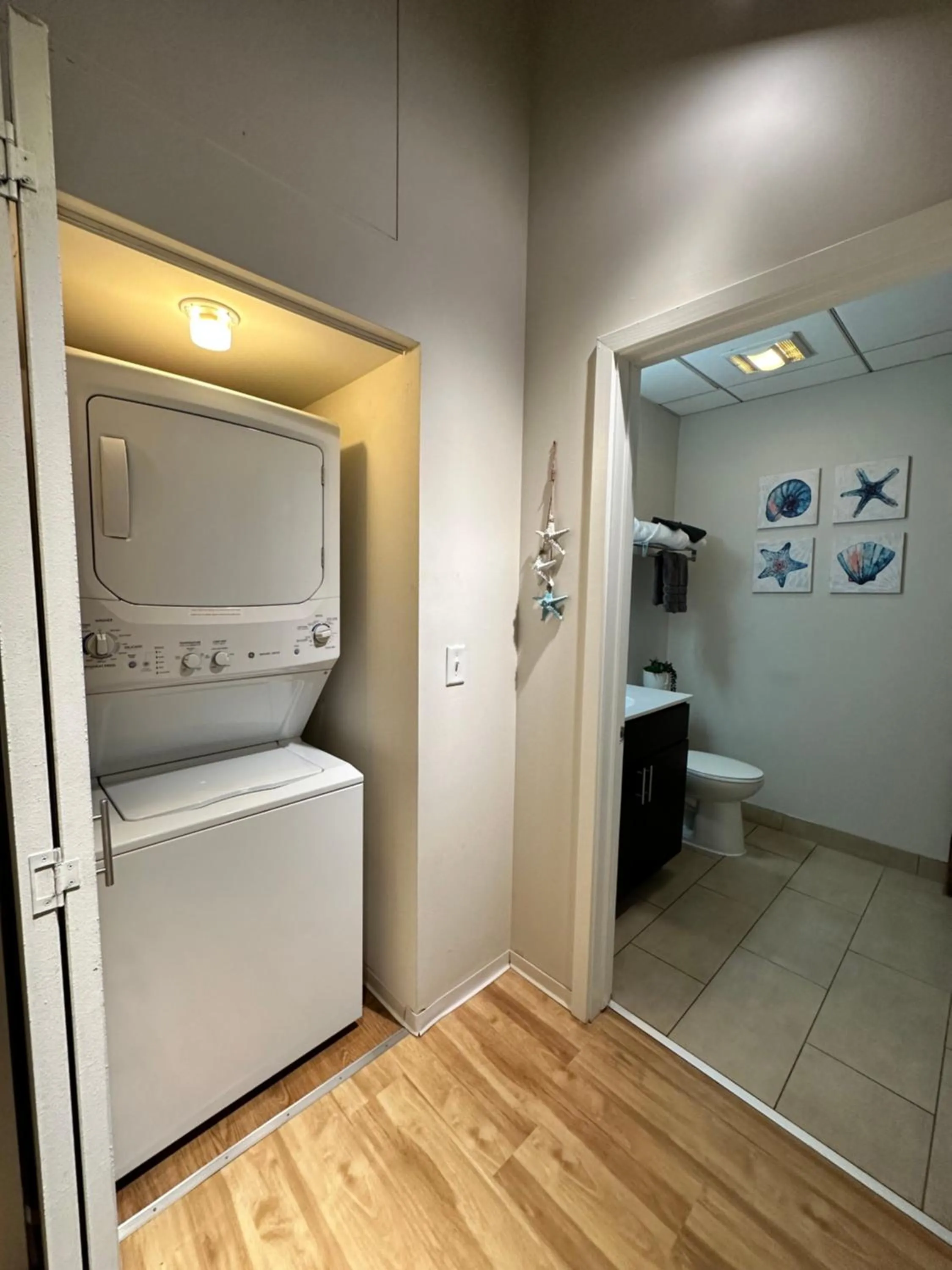 washing machine in Luxéry Stay Chicago - Themed Units! Close to Downtown, McCormick Place & Wintrust Arena