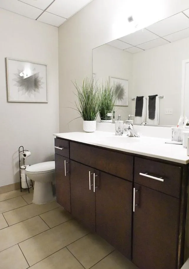 Bathroom in Luxéry Stay Chicago - Themed Units! Close to Downtown, McCormick Place & Wintrust Arena