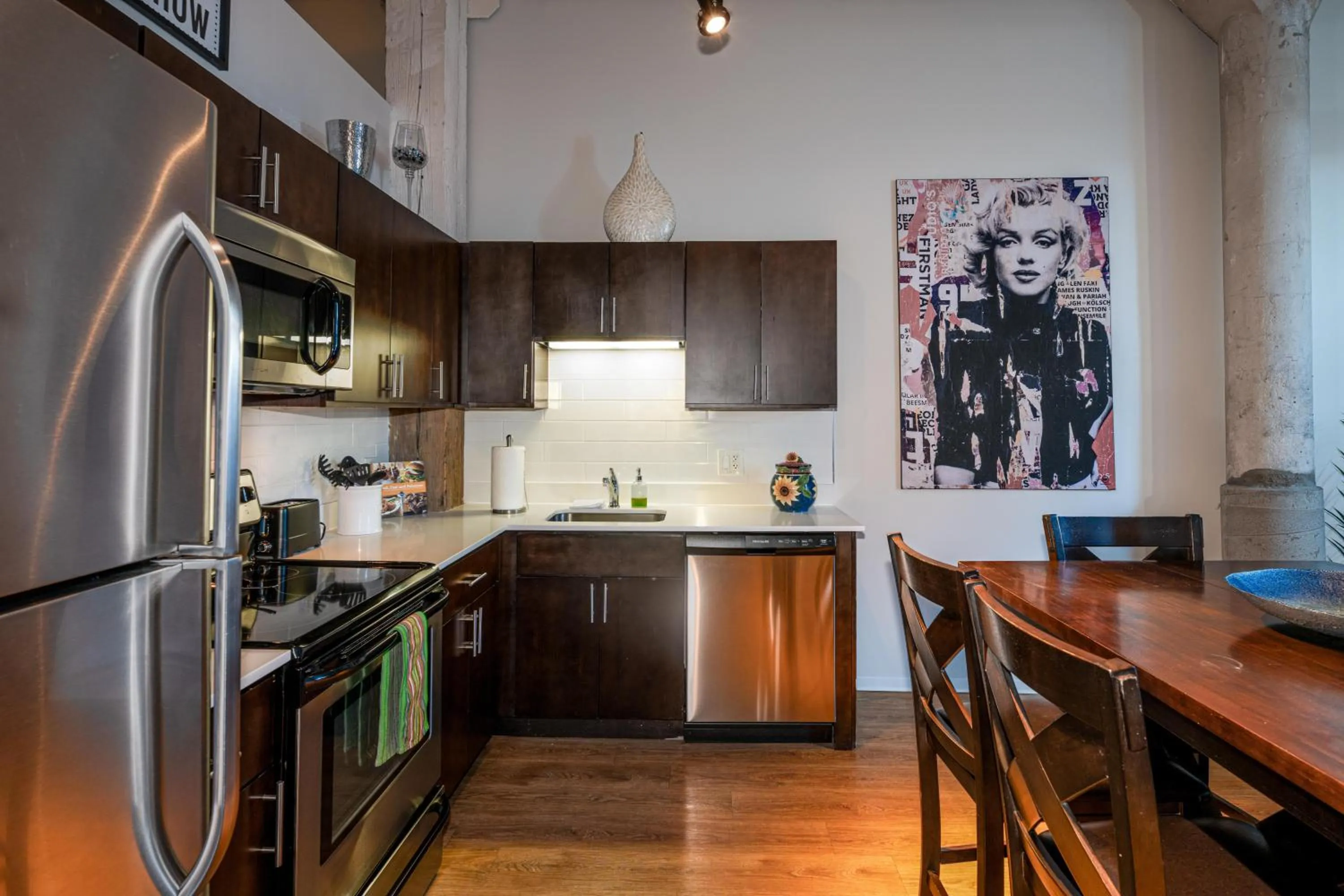 Kitchen or kitchenette in Luxéry Stay Chicago - Themed Units! Close to Downtown, McCormick Place & Wintrust Arena