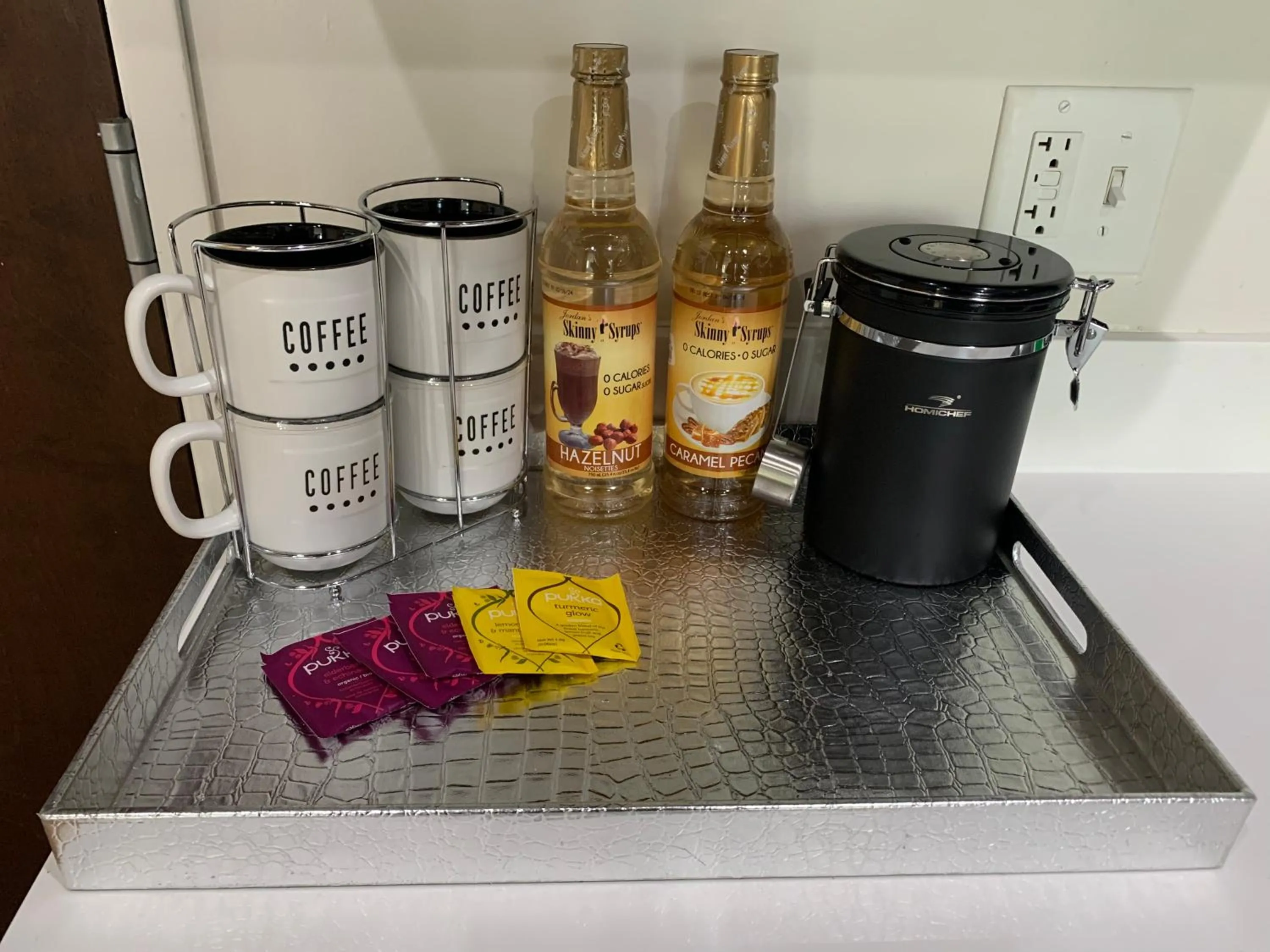 Coffee/tea facilities in Luxéry Stay Chicago - Themed Units! Close to Downtown, McCormick Place & Wintrust Arena