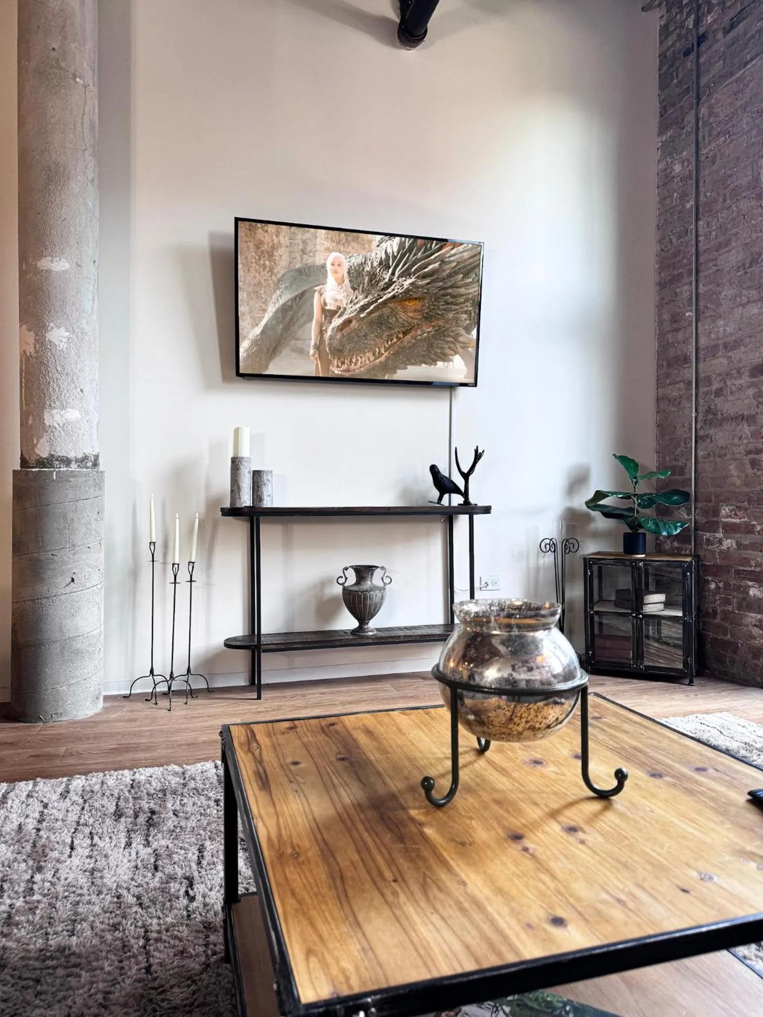 TV and multimedia in Luxéry Stay Chicago - Themed Units! Close to Downtown, McCormick Place & Wintrust Arena