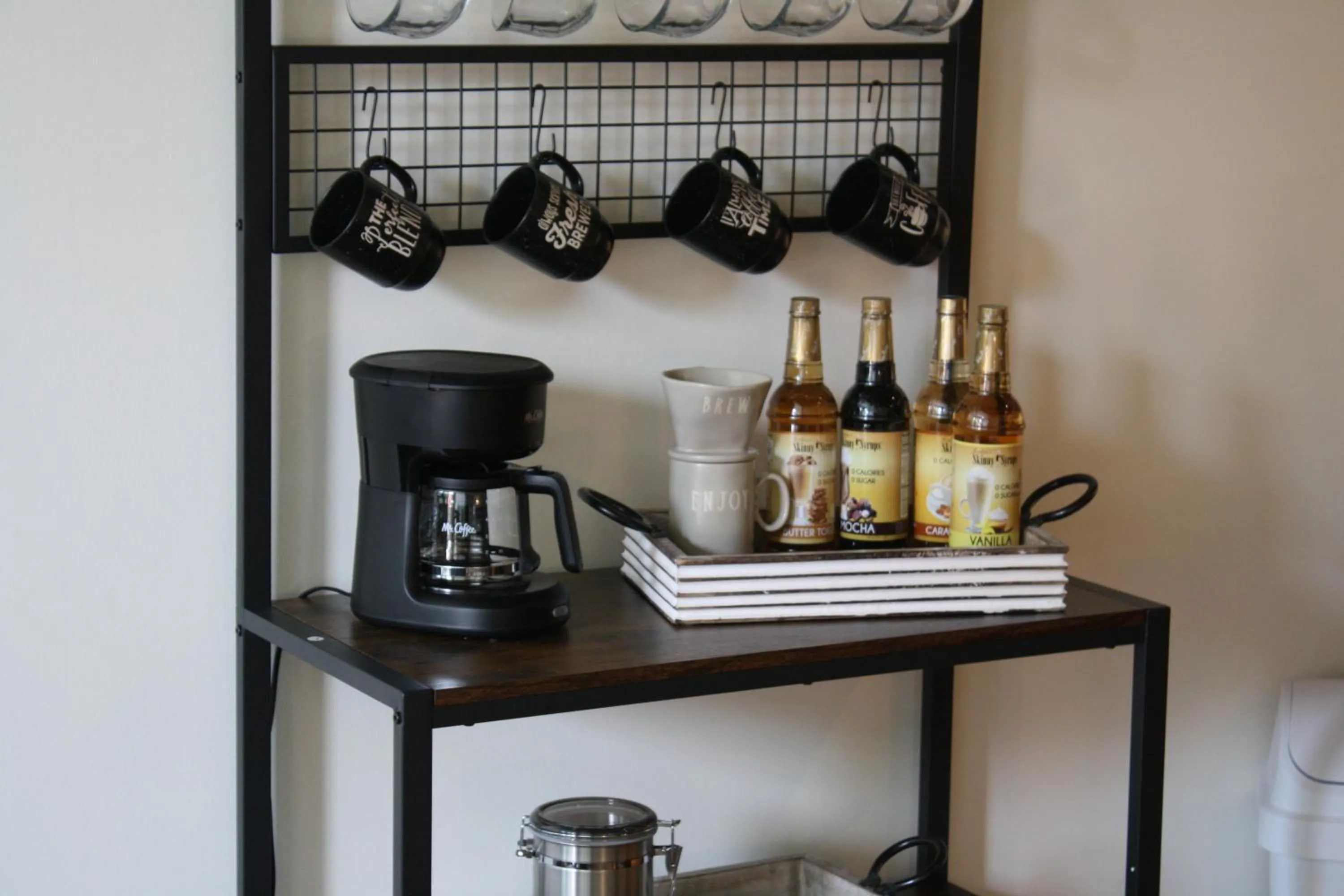 Coffee/tea facilities in Luxéry Stay Chicago - Themed Units! Close to Downtown, McCormick Place & Wintrust Arena