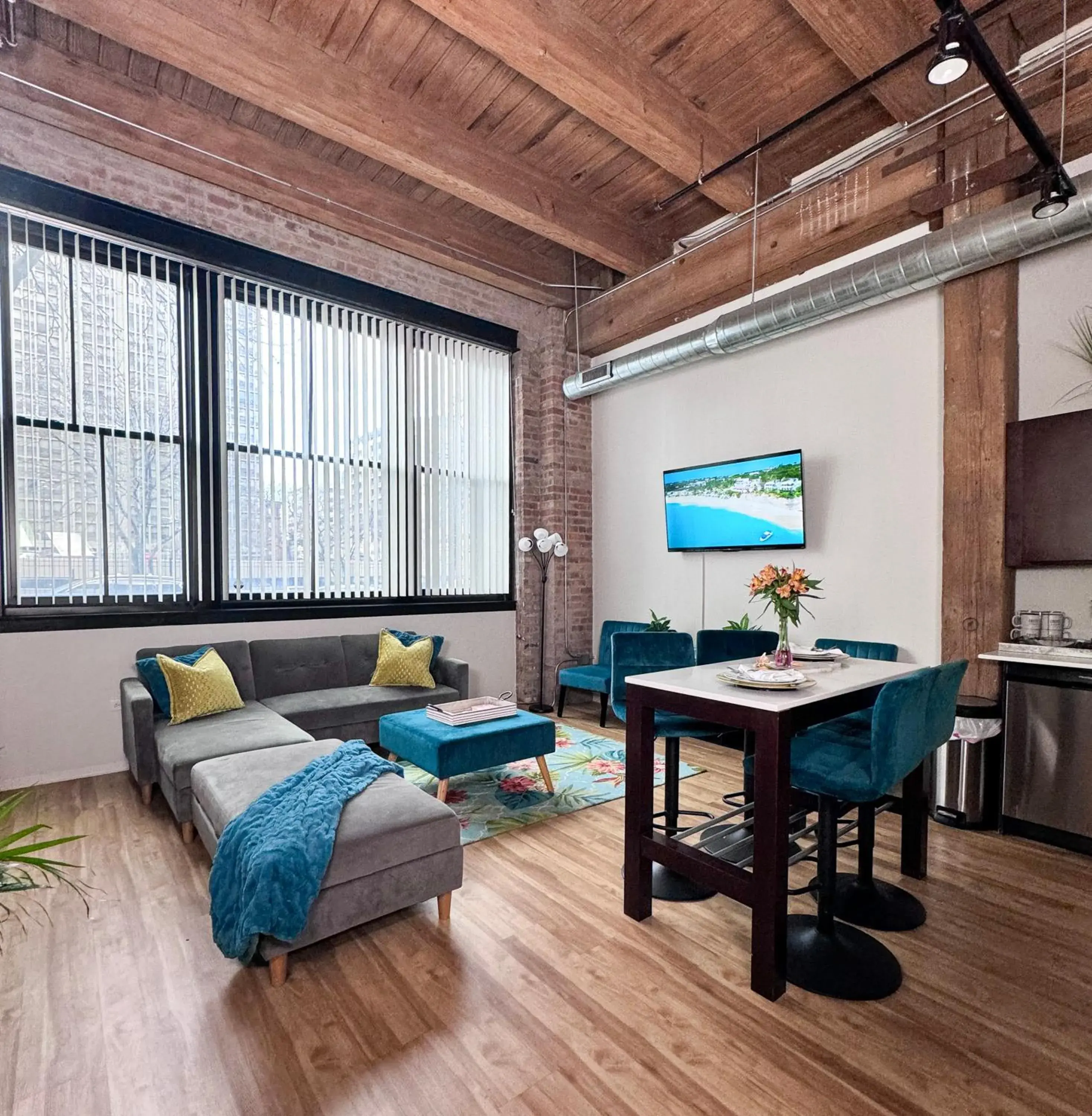 Luxéry Stay Chicago - Themed Units! Close to Downtown, McCormick Place & Wintrust Arena Luxéry Stay Chicago - Themed Units! Close to Downtown, McCormick Place & Wintrust Arena