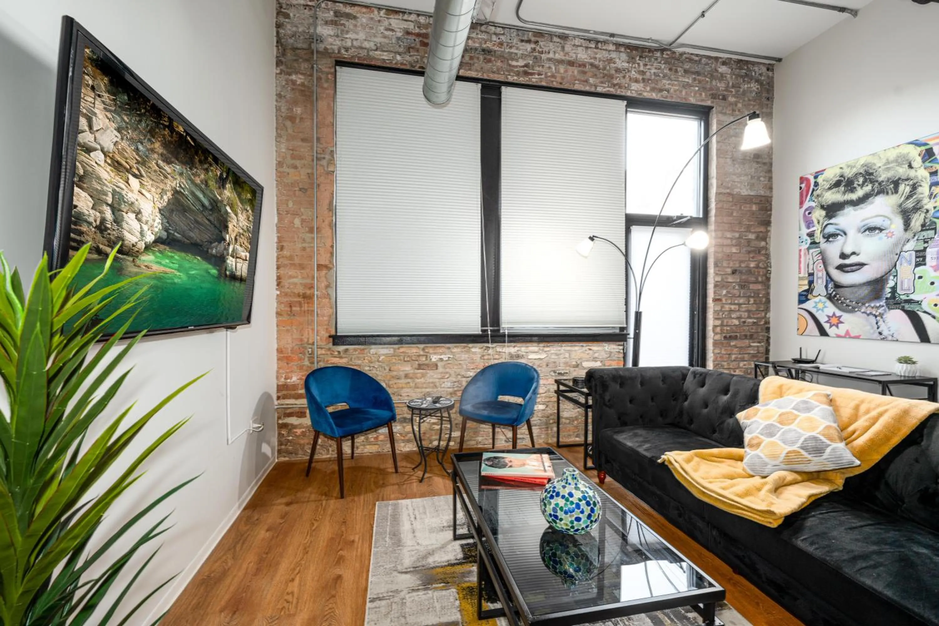 Living room in Luxéry Stay Chicago - Themed Units! Close to Downtown, McCormick Place & Wintrust Arena