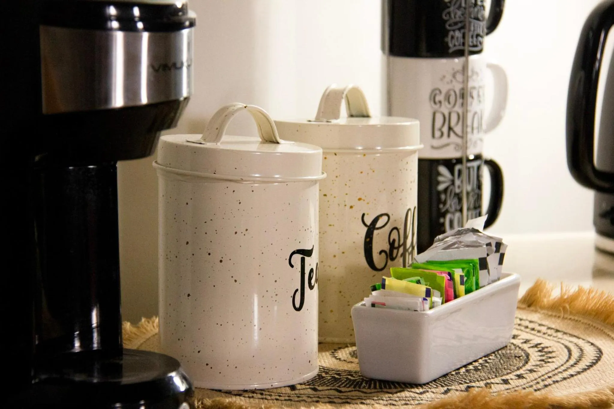 Coffee/tea facilities in Luxéry Stay Chicago - Themed Units! Close to Downtown, McCormick Place & Wintrust Arena