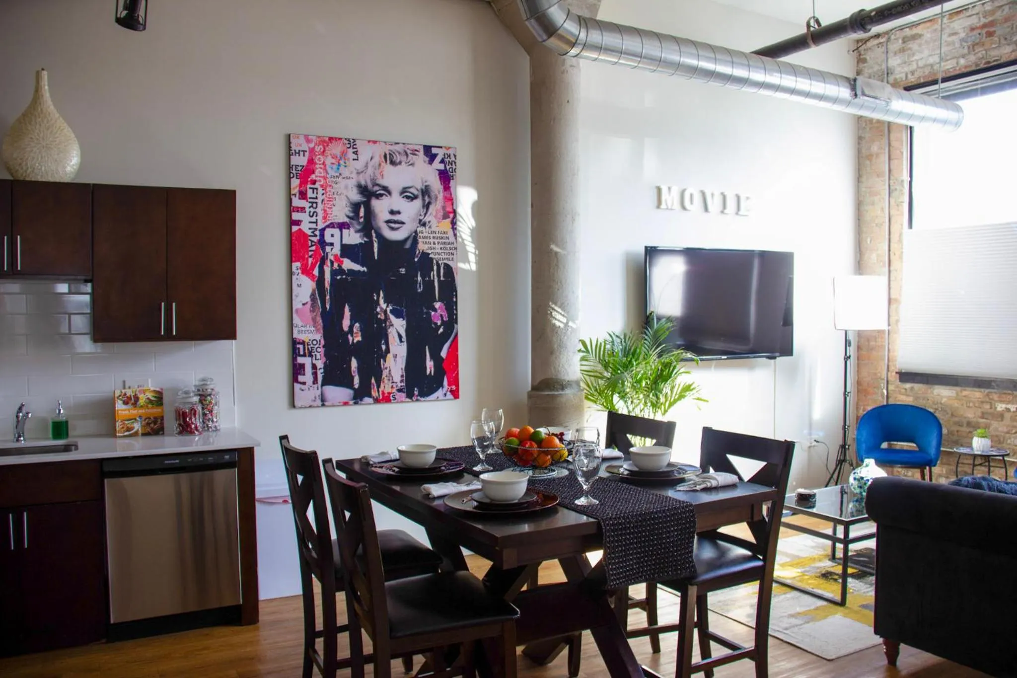 Dining area in Luxéry Stay Chicago - Themed Units! Close to Downtown, McCormick Place & Wintrust Arena