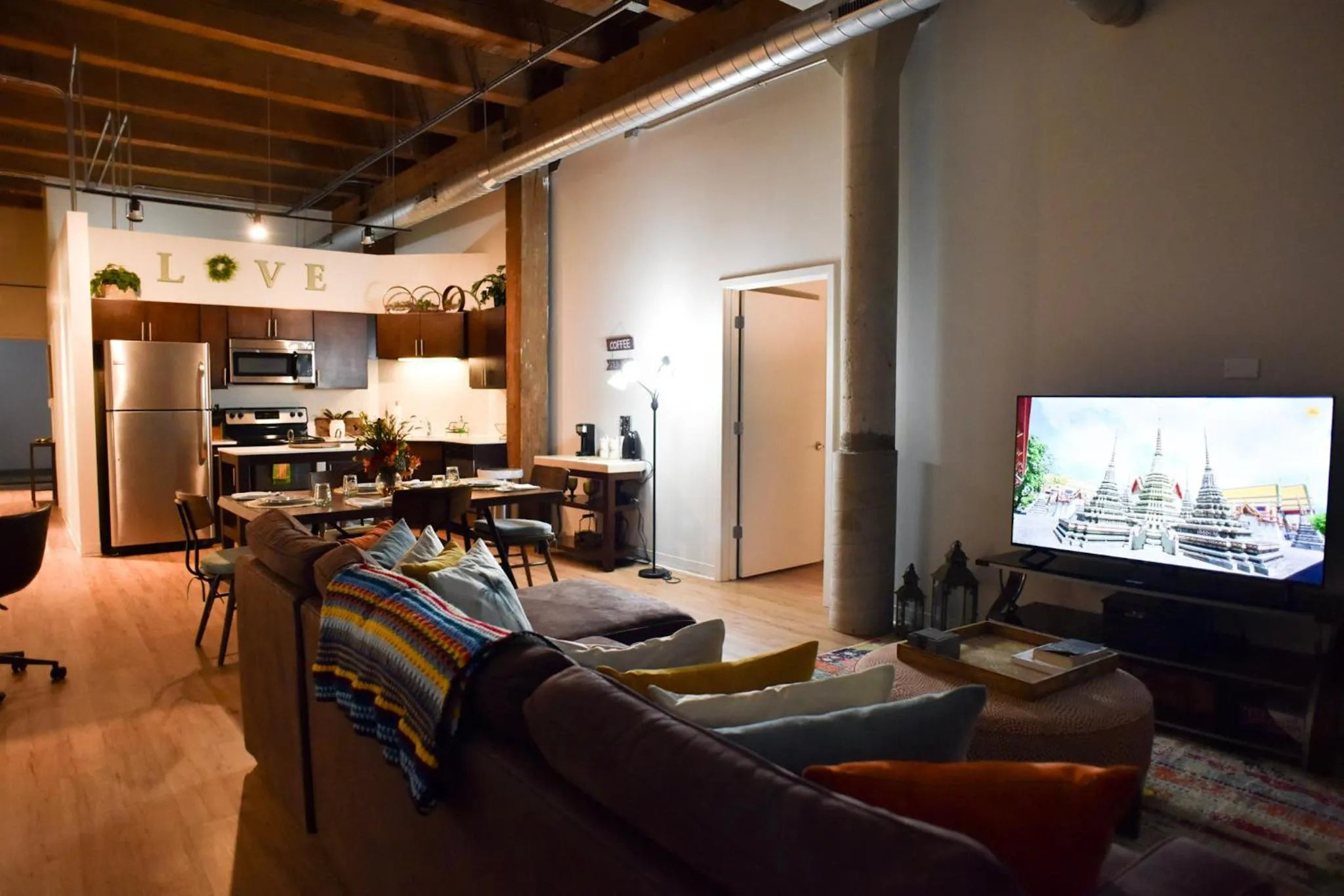 Living room in Luxéry Stay Chicago - Themed Units! Close to Downtown, McCormick Place & Wintrust Arena