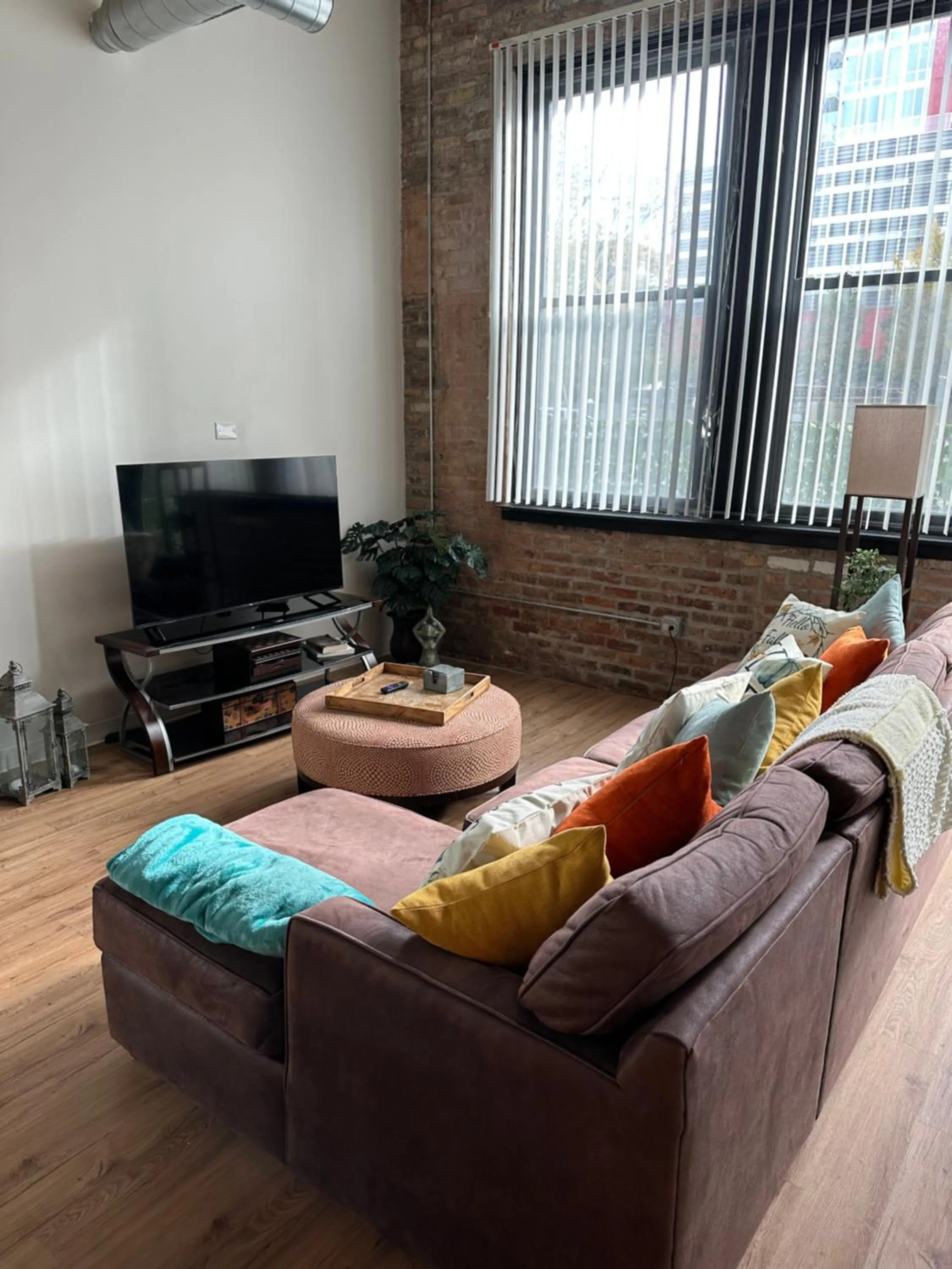 Living room in Luxéry Stay Chicago - Themed Units! Close to Downtown, McCormick Place & Wintrust Arena