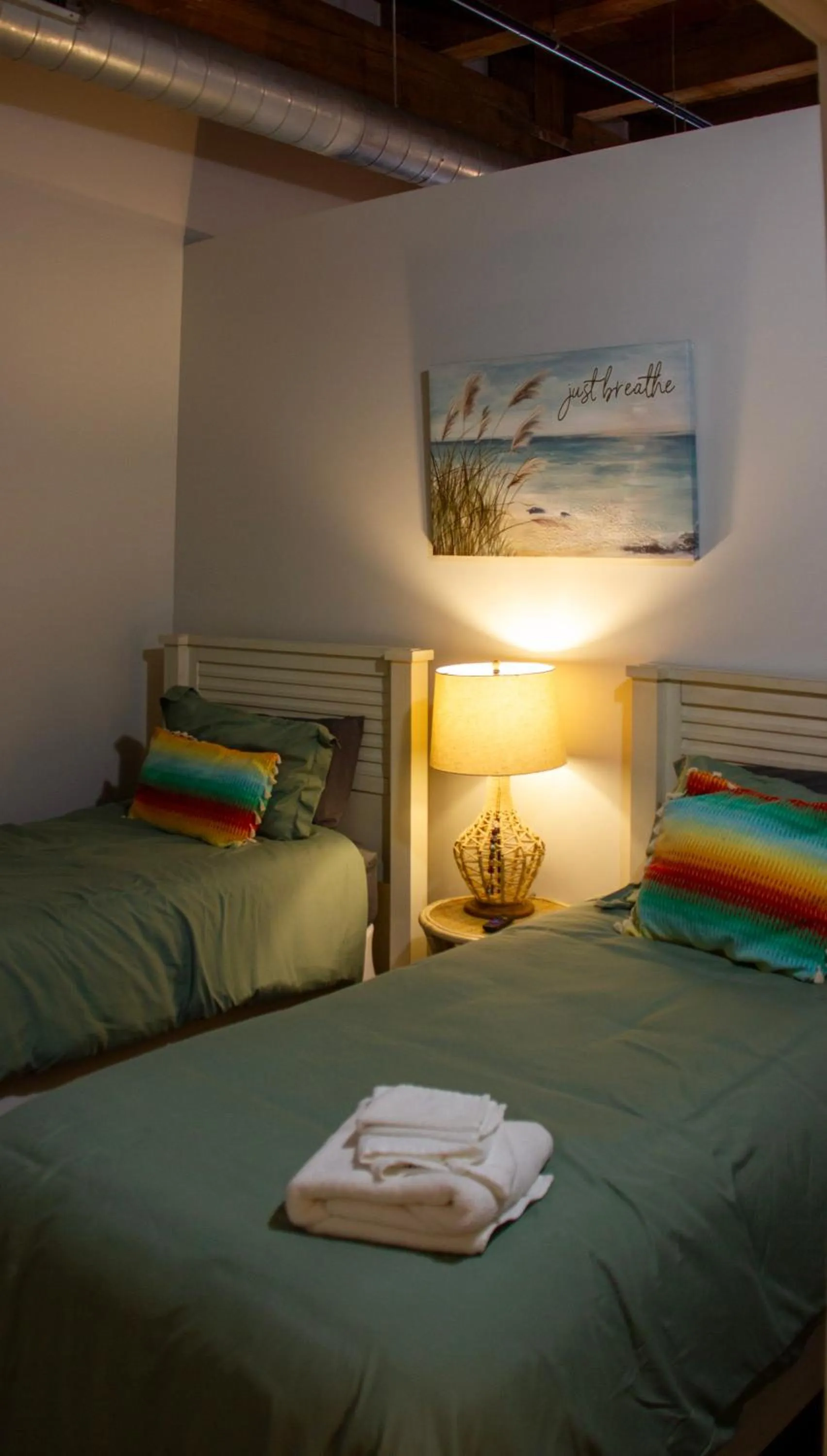 Bed in Luxéry Stay Chicago - Themed Units! Close to Downtown, McCormick Place & Wintrust Arena