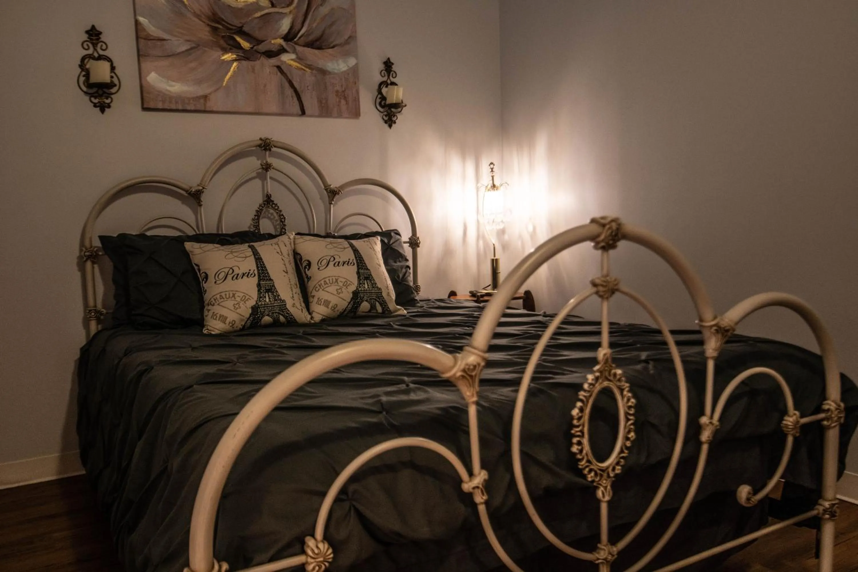 Bed in Luxéry Stay Chicago - Themed Units! Close to Downtown, McCormick Place & Wintrust Arena