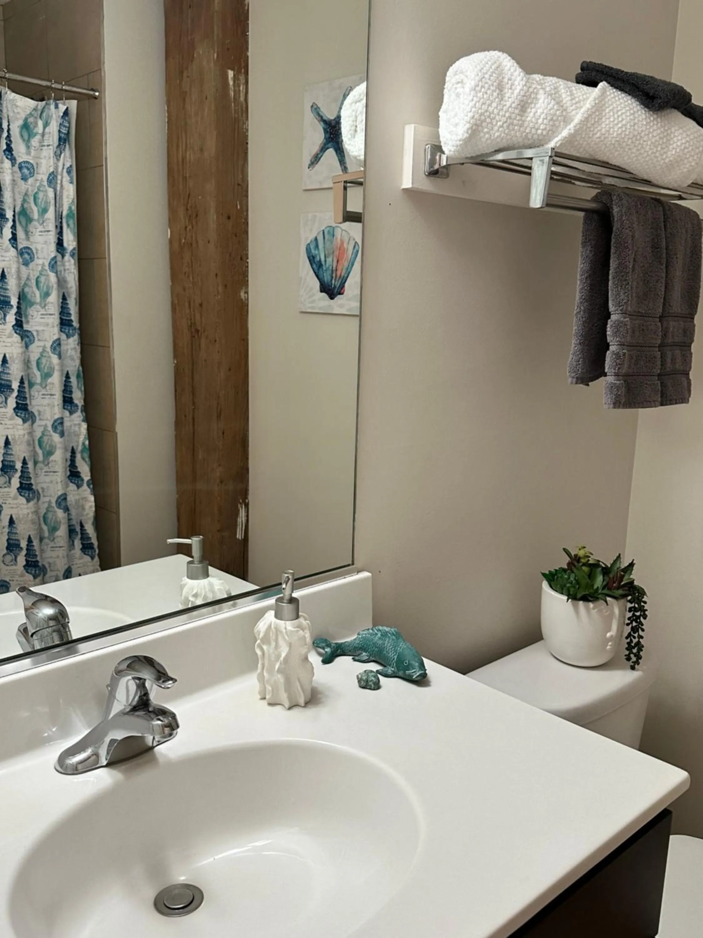 Bathroom in Luxéry Stay Chicago - Themed Units! Close to Downtown, McCormick Place & Wintrust Arena