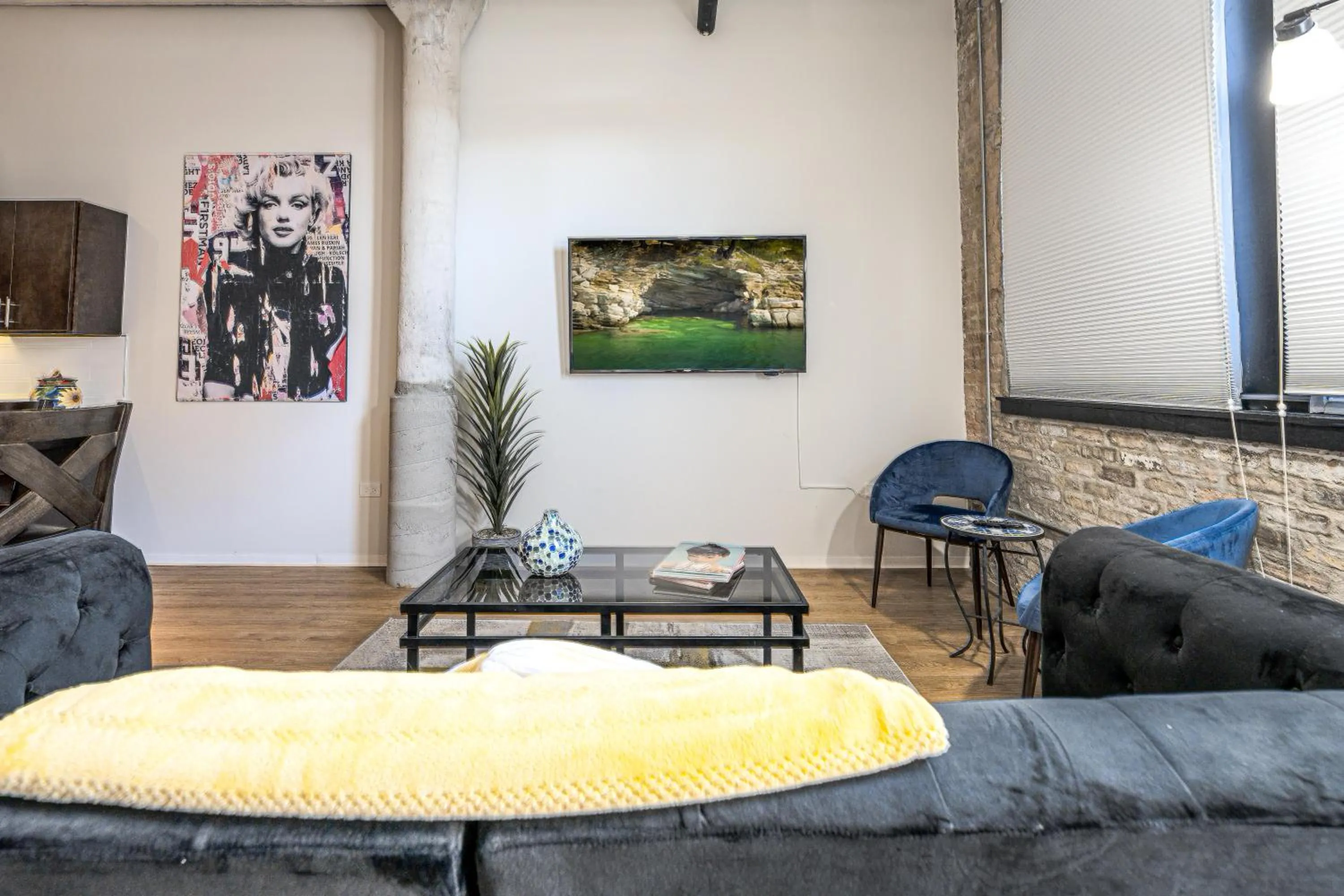 Living room in Luxéry Stay Chicago - Themed Units! Close to Downtown, McCormick Place & Wintrust Arena