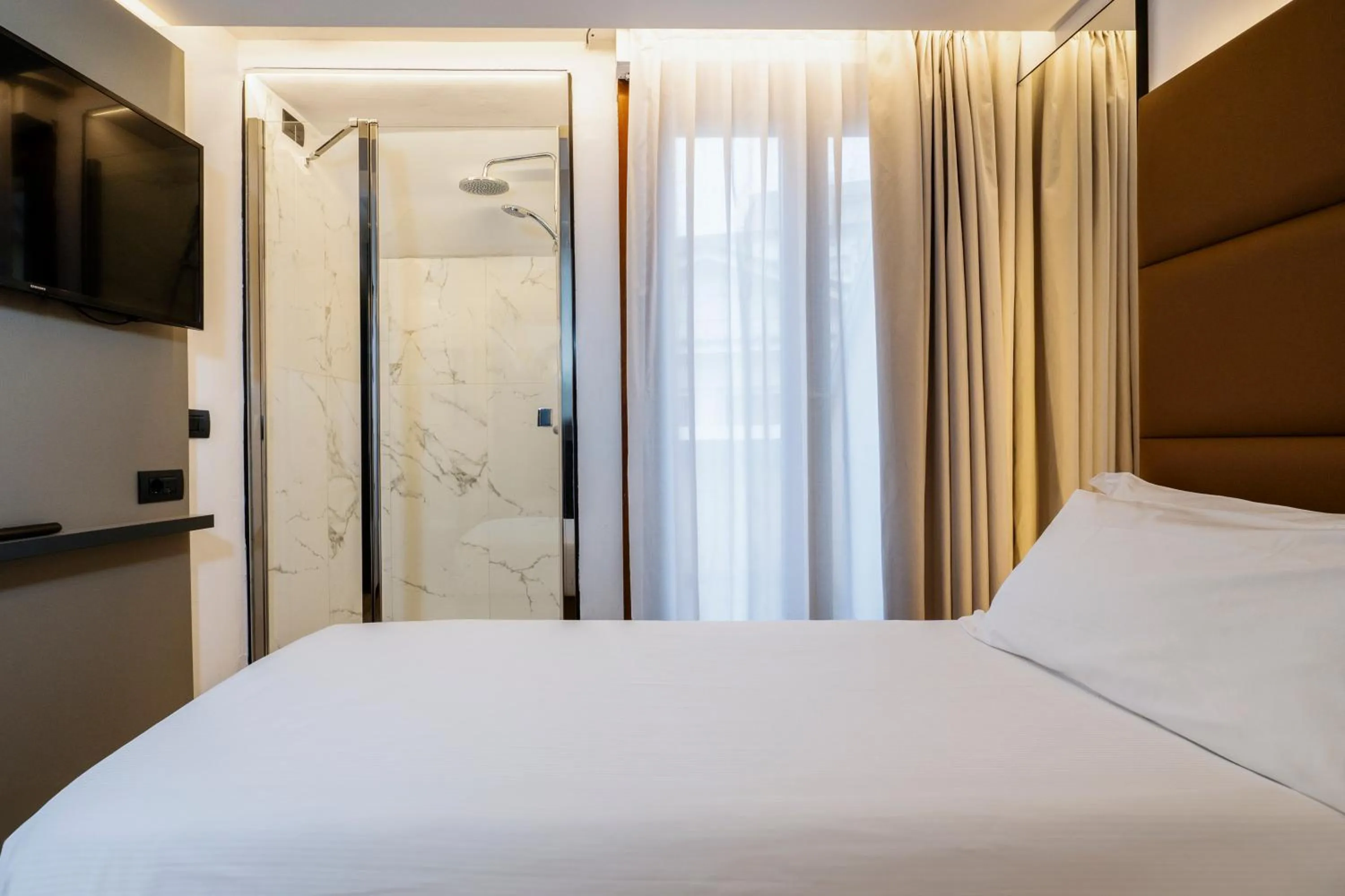 Bedroom, Bed in London Hotel