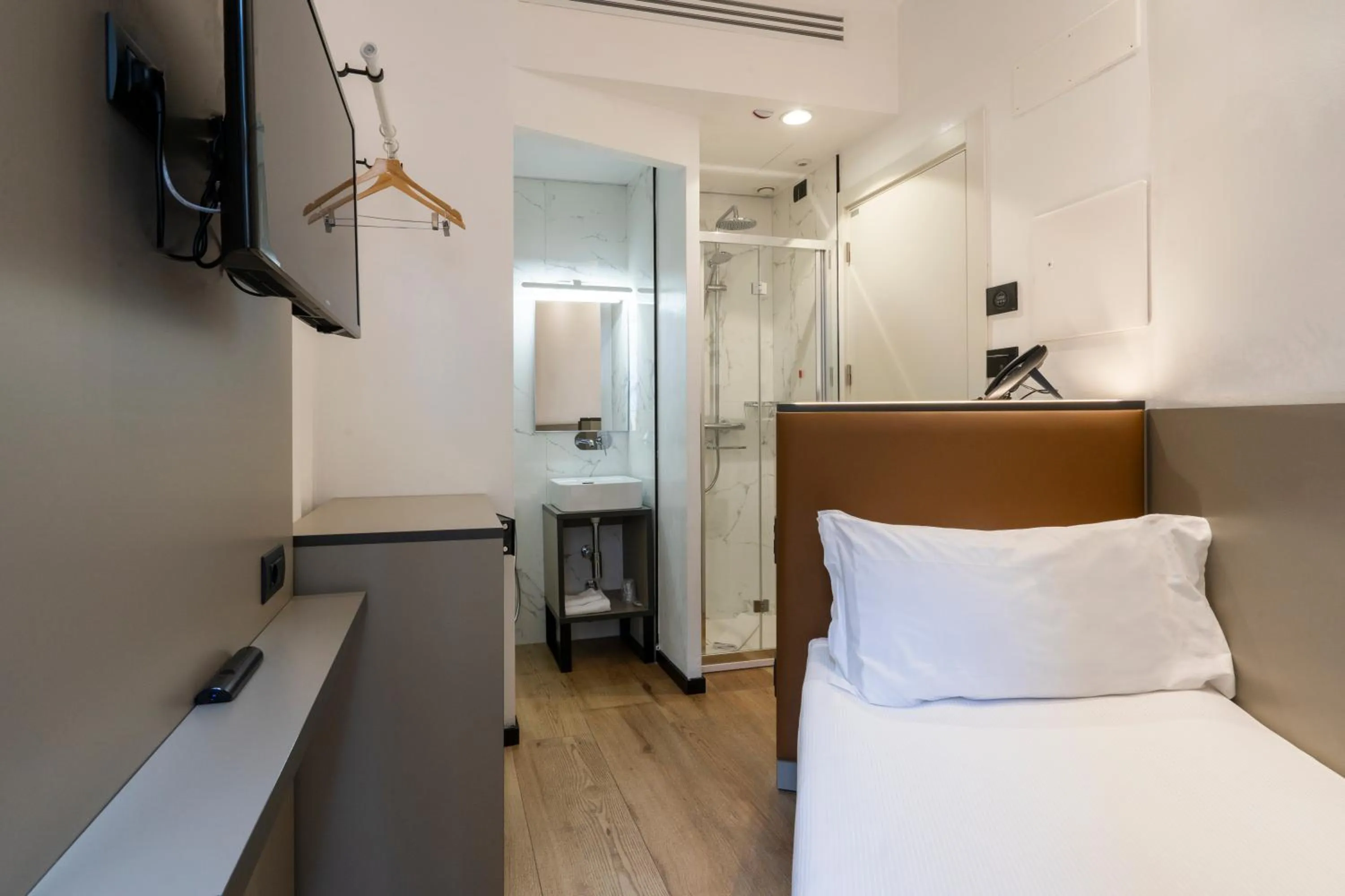 Bathroom, Bed in London Hotel