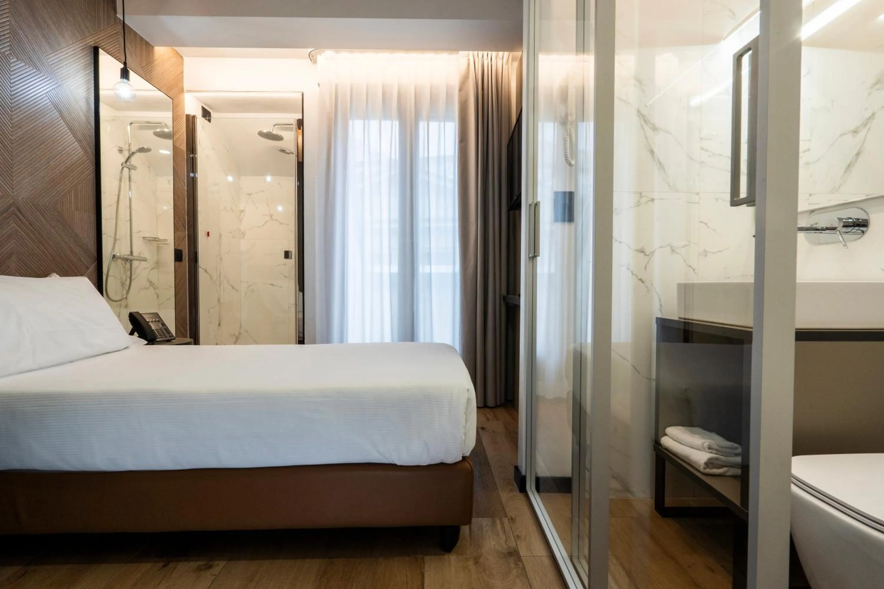 Bedroom, Bed in London Hotel