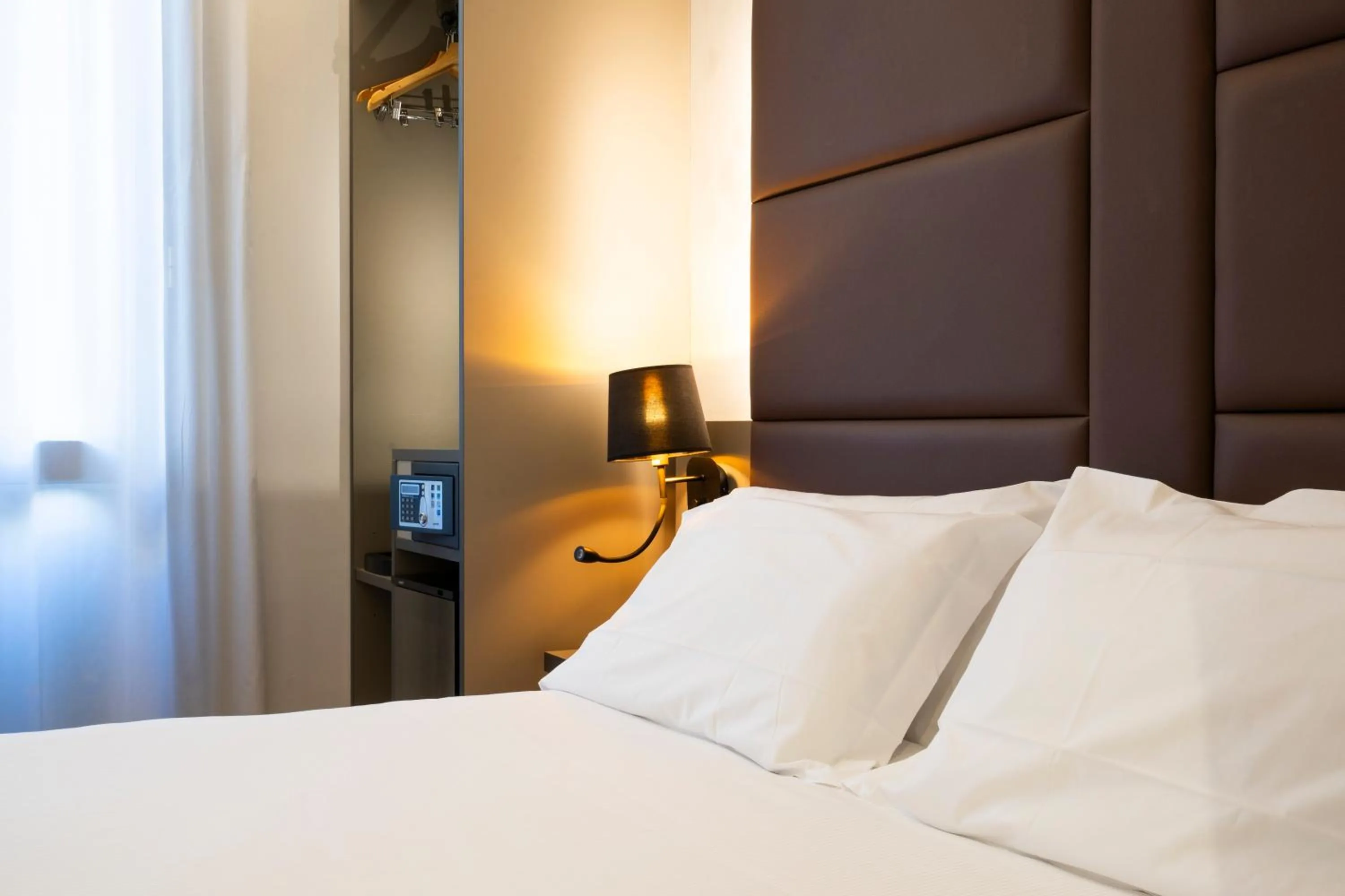 Bedroom, Bed in London Hotel