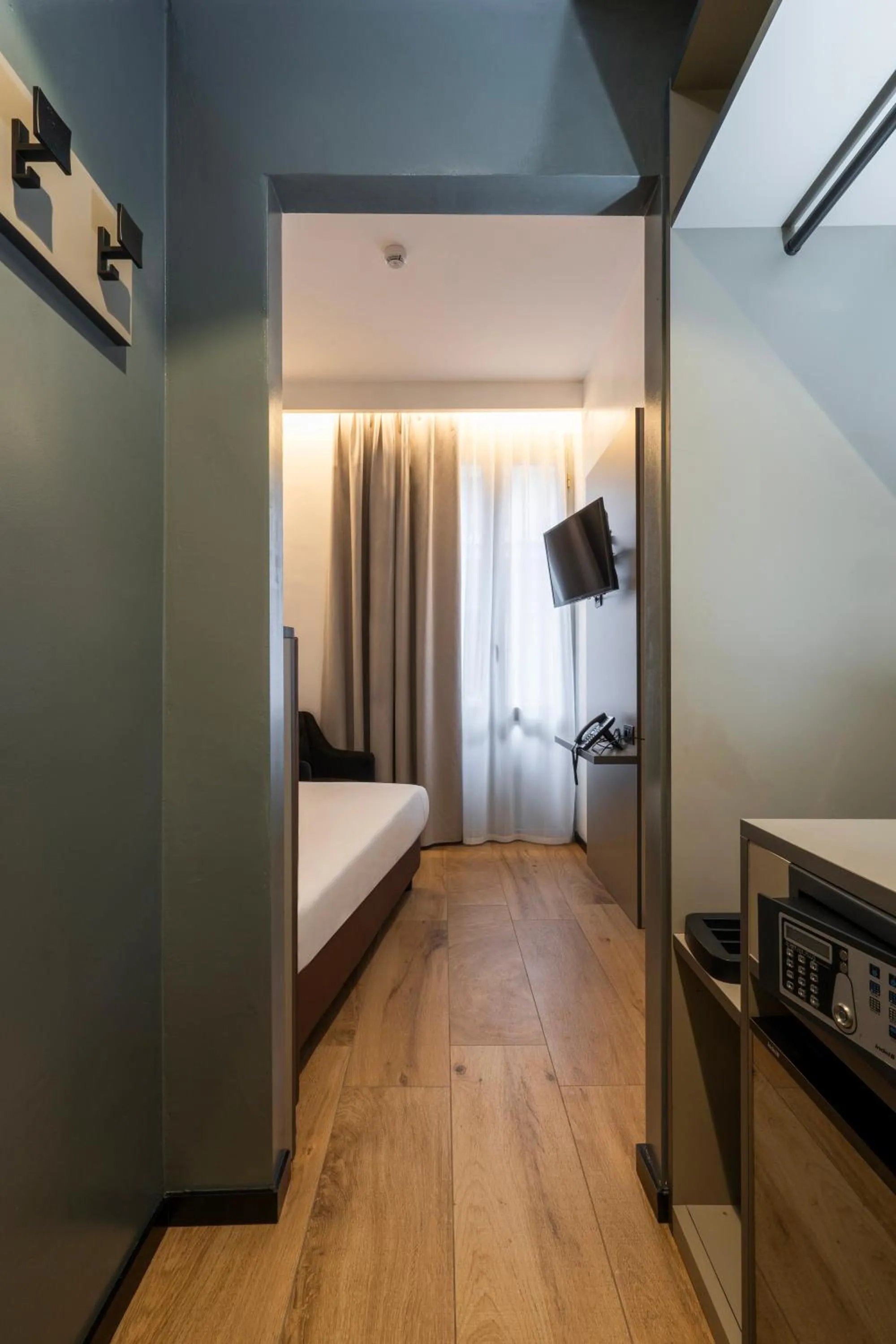 Bedroom, Bed in London Hotel