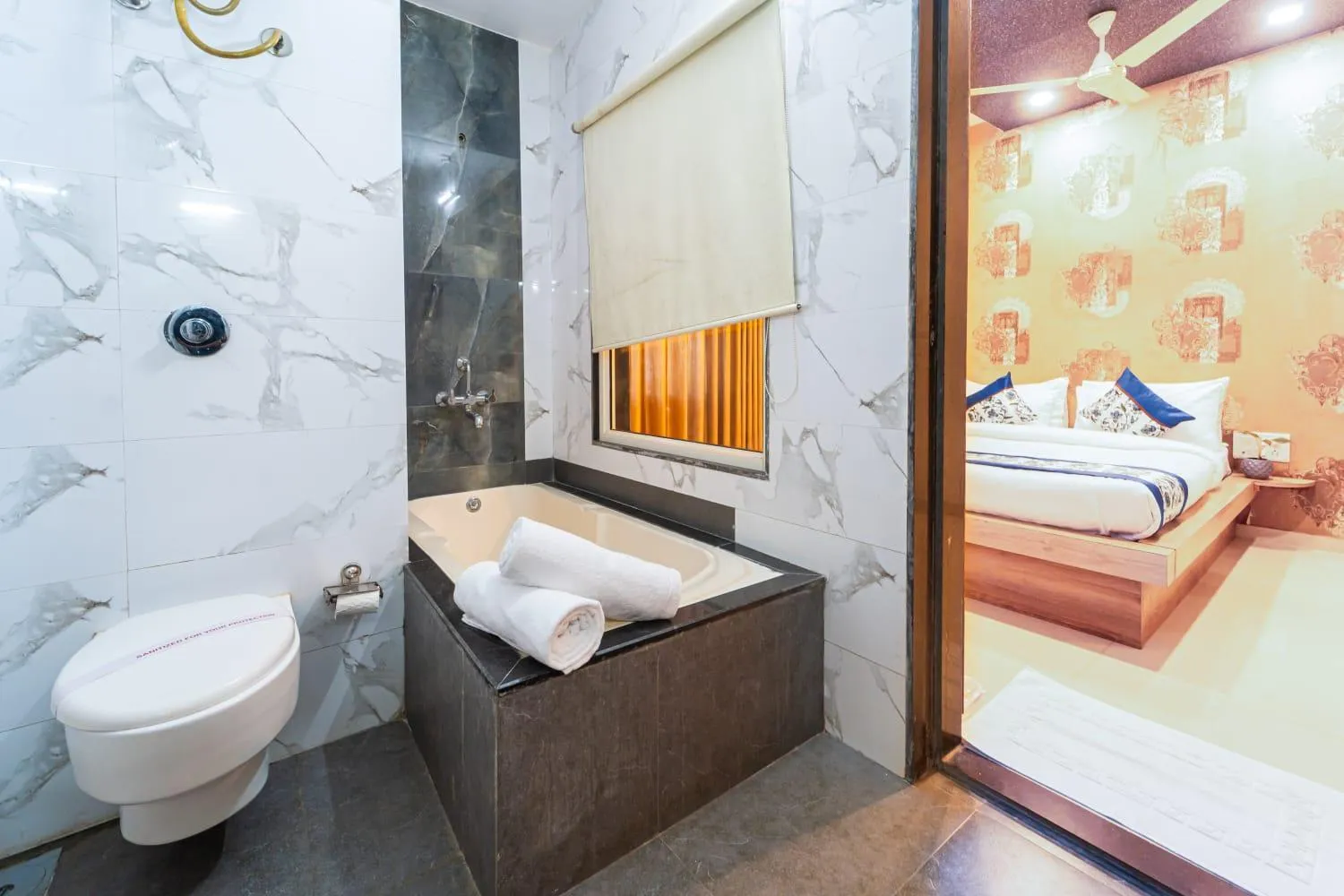 Bath, Bed in Strawberry King Resort