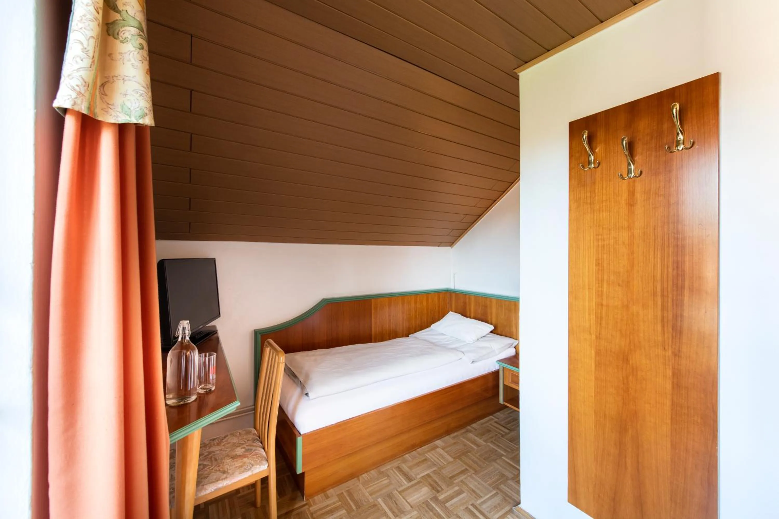 Photo of the whole room, Bed in Hotel Altneudörflerhof