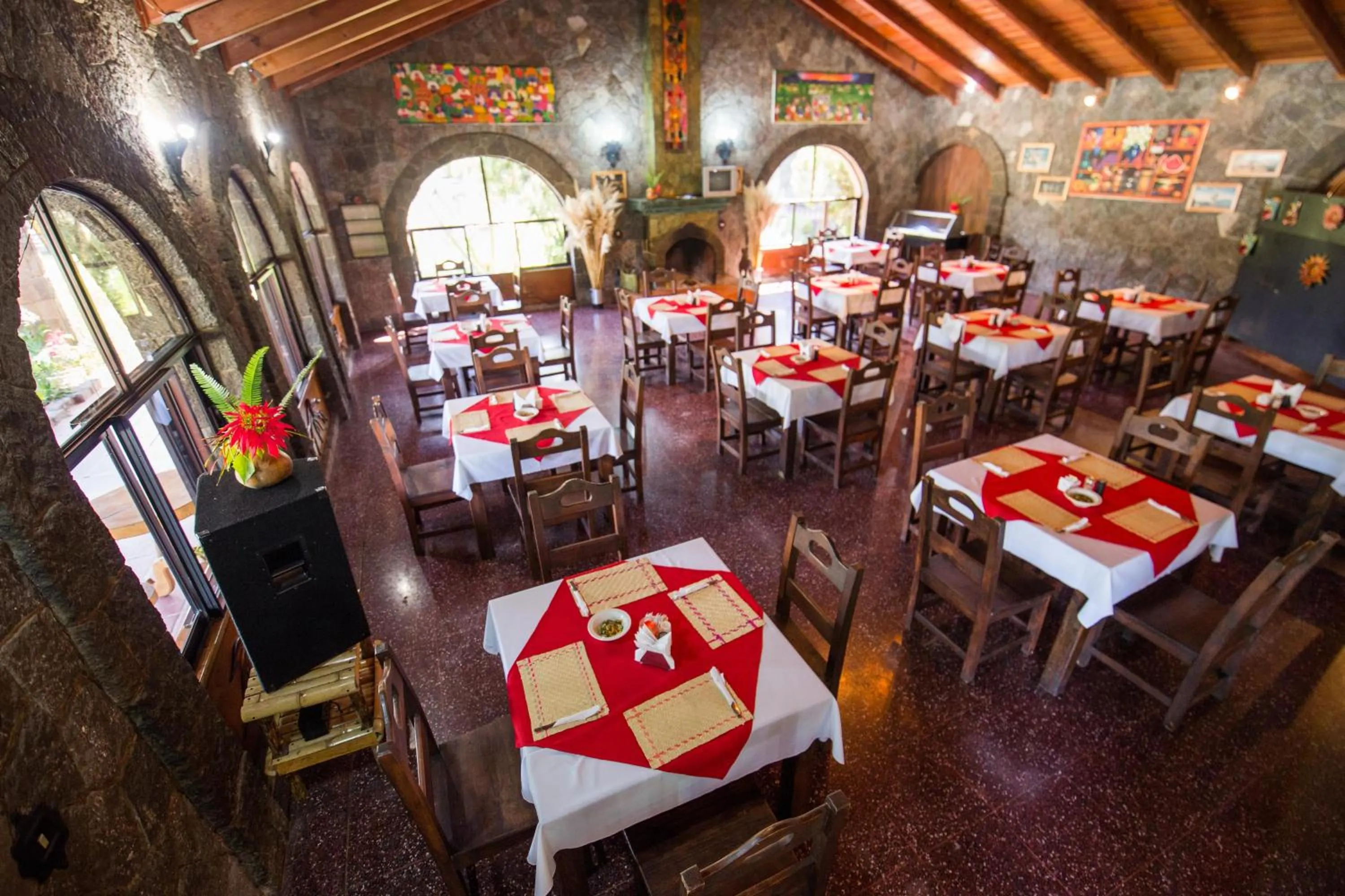 Restaurant/places to eat in Hotel Tiosh Abaj