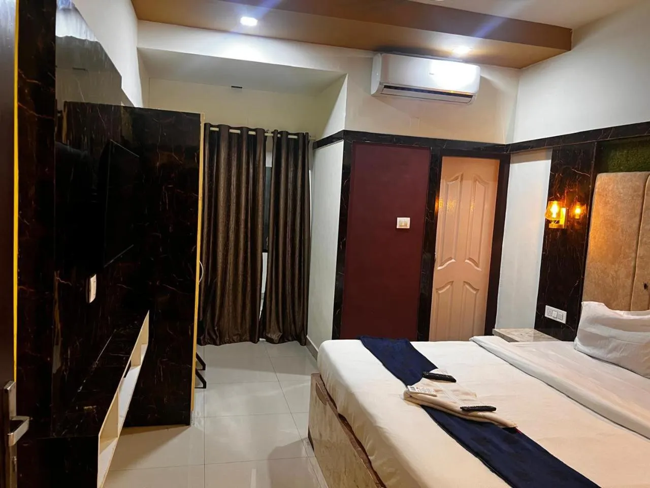 Bedroom, Bed in Queens Residency - Kochi