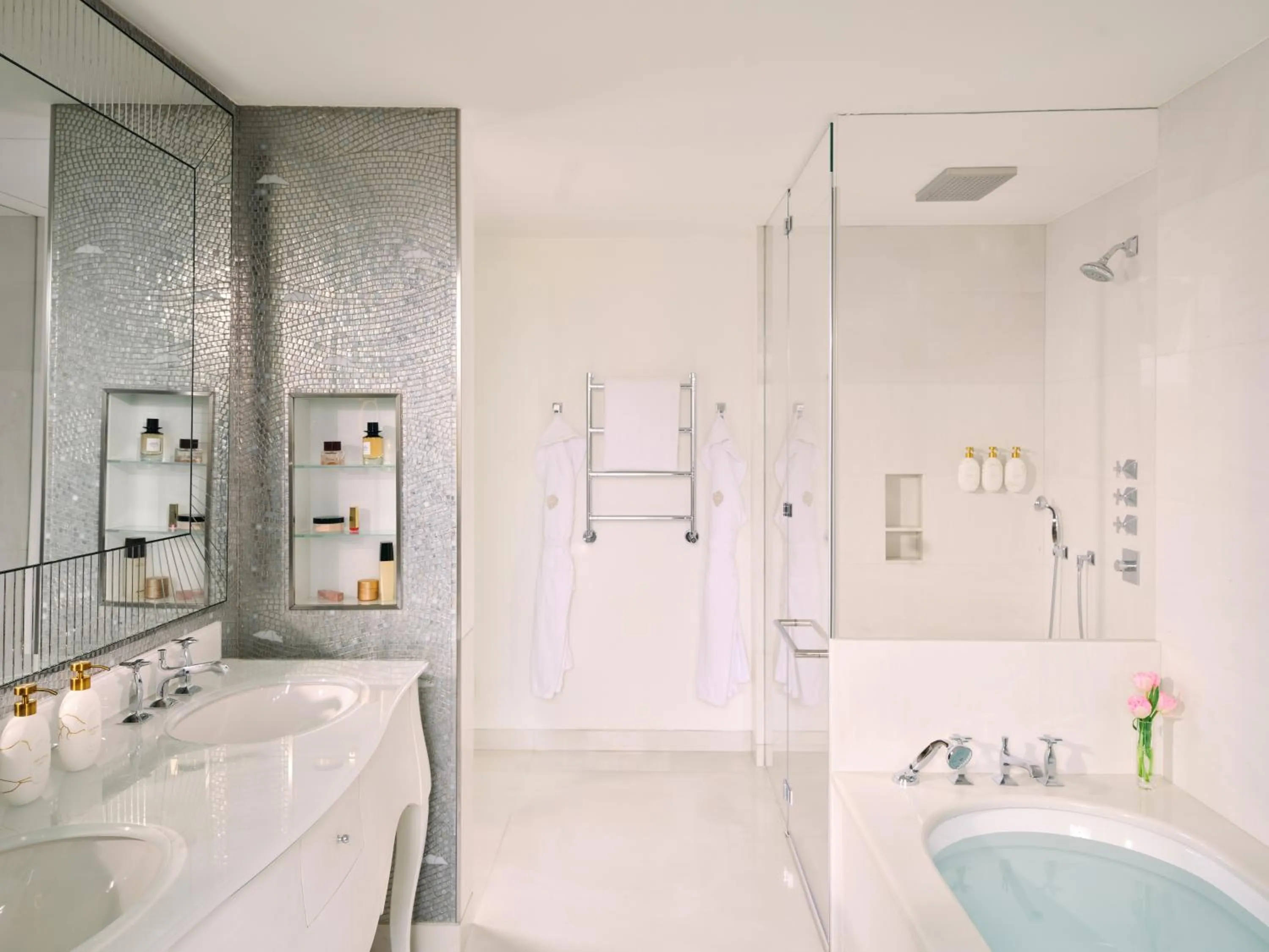 Bathroom in Hotel Principe Di Savoia - Dorchester Collection