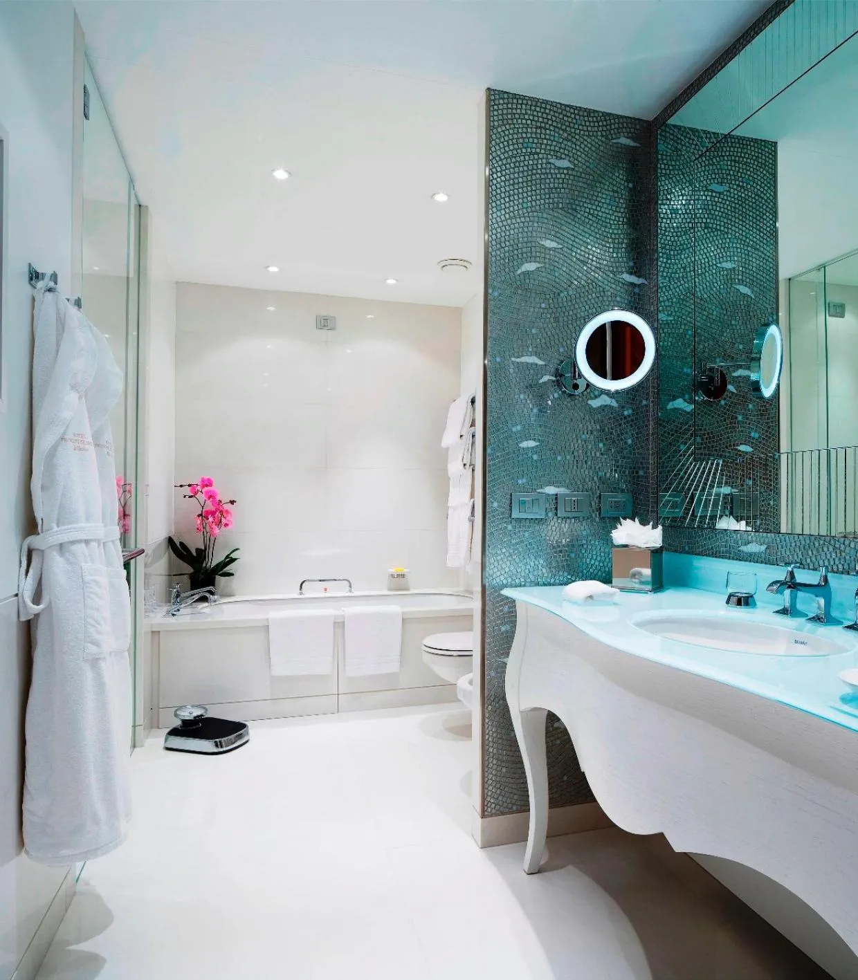 Bathroom in Hotel Principe Di Savoia - Dorchester Collection