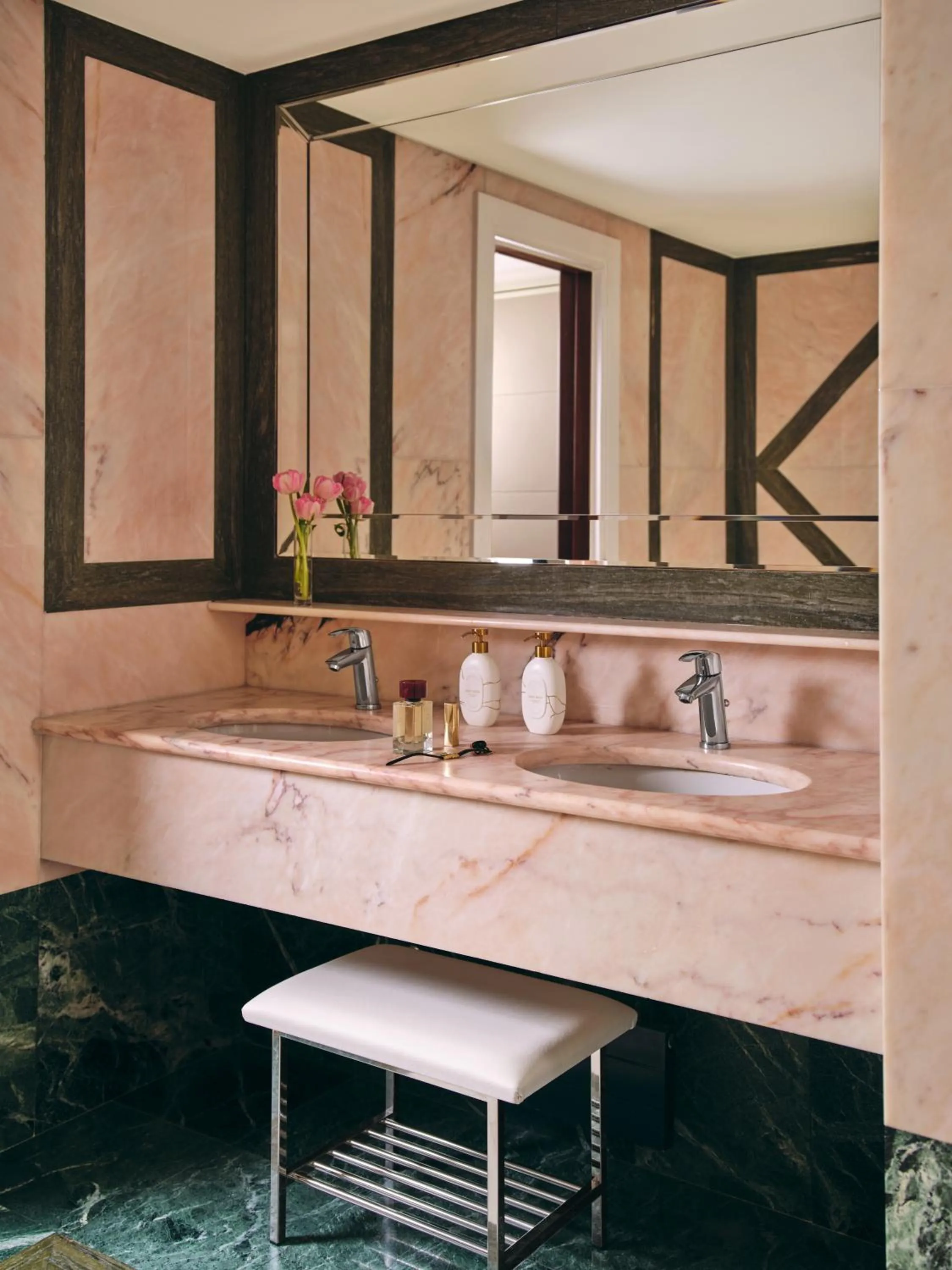 Bathroom in Hotel Principe Di Savoia - Dorchester Collection