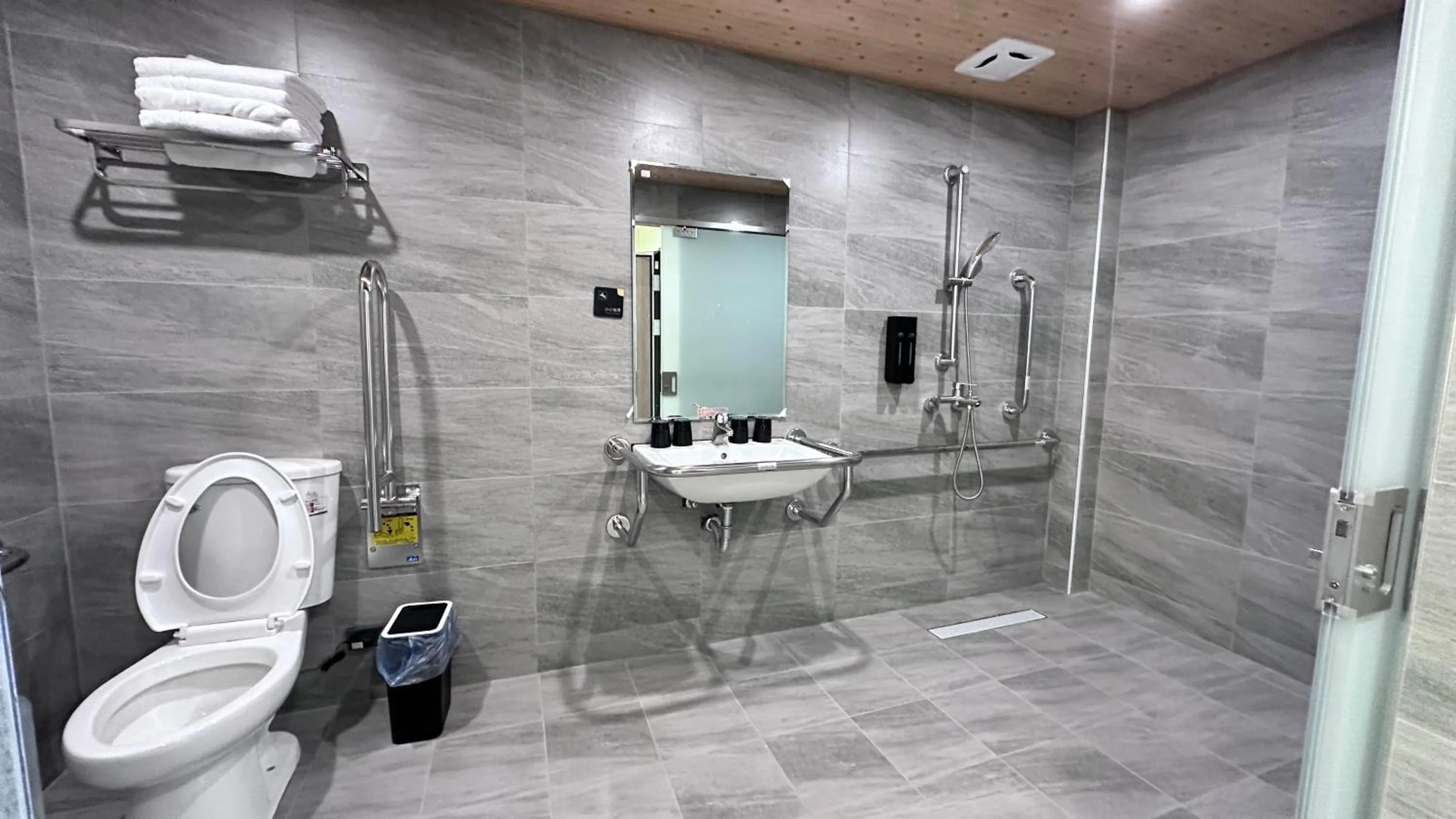 Shower in Dafong Hotel