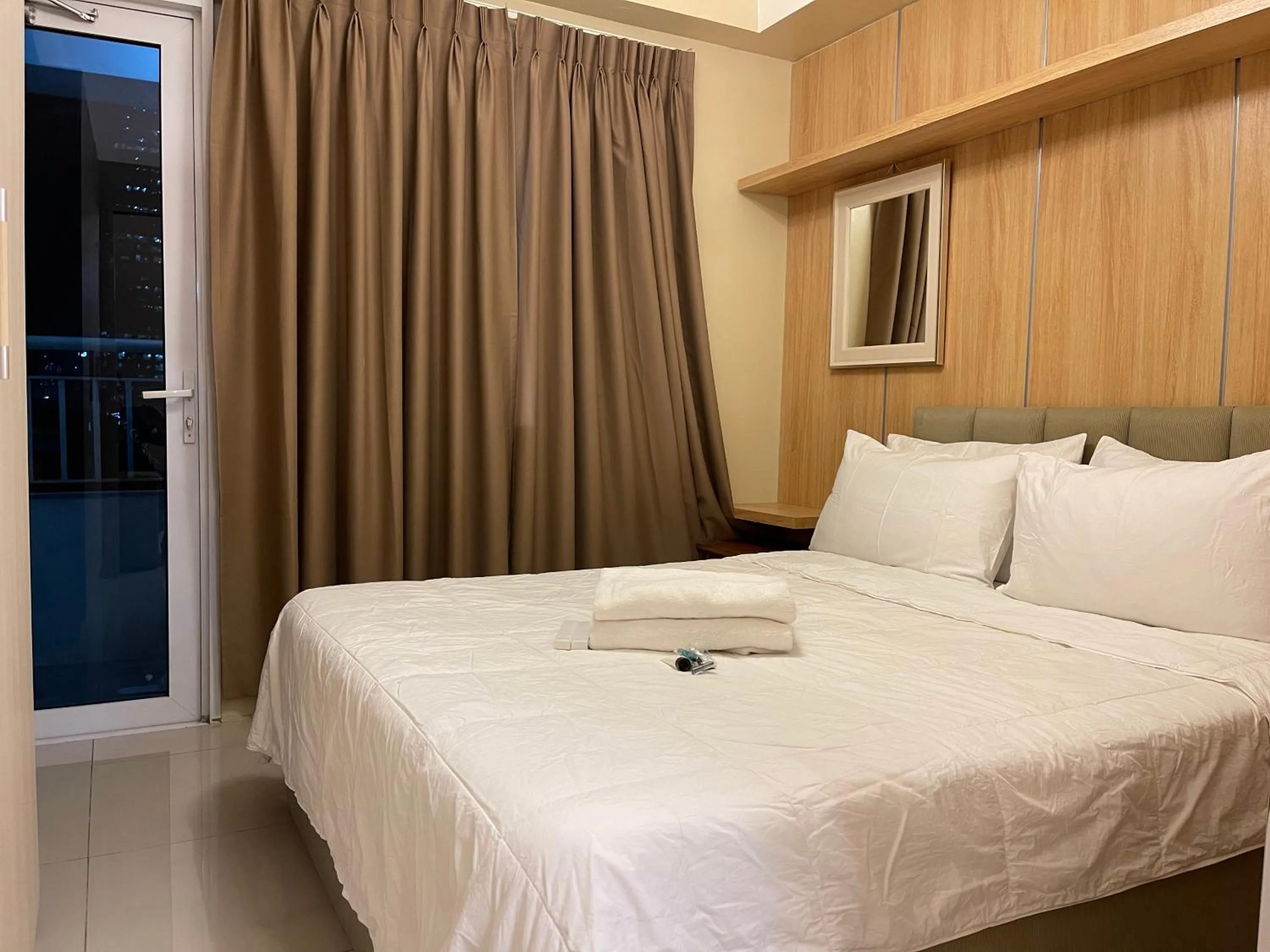 Bed in Netflix- Destina Stays at Jazz Residences Makati, MetroManila