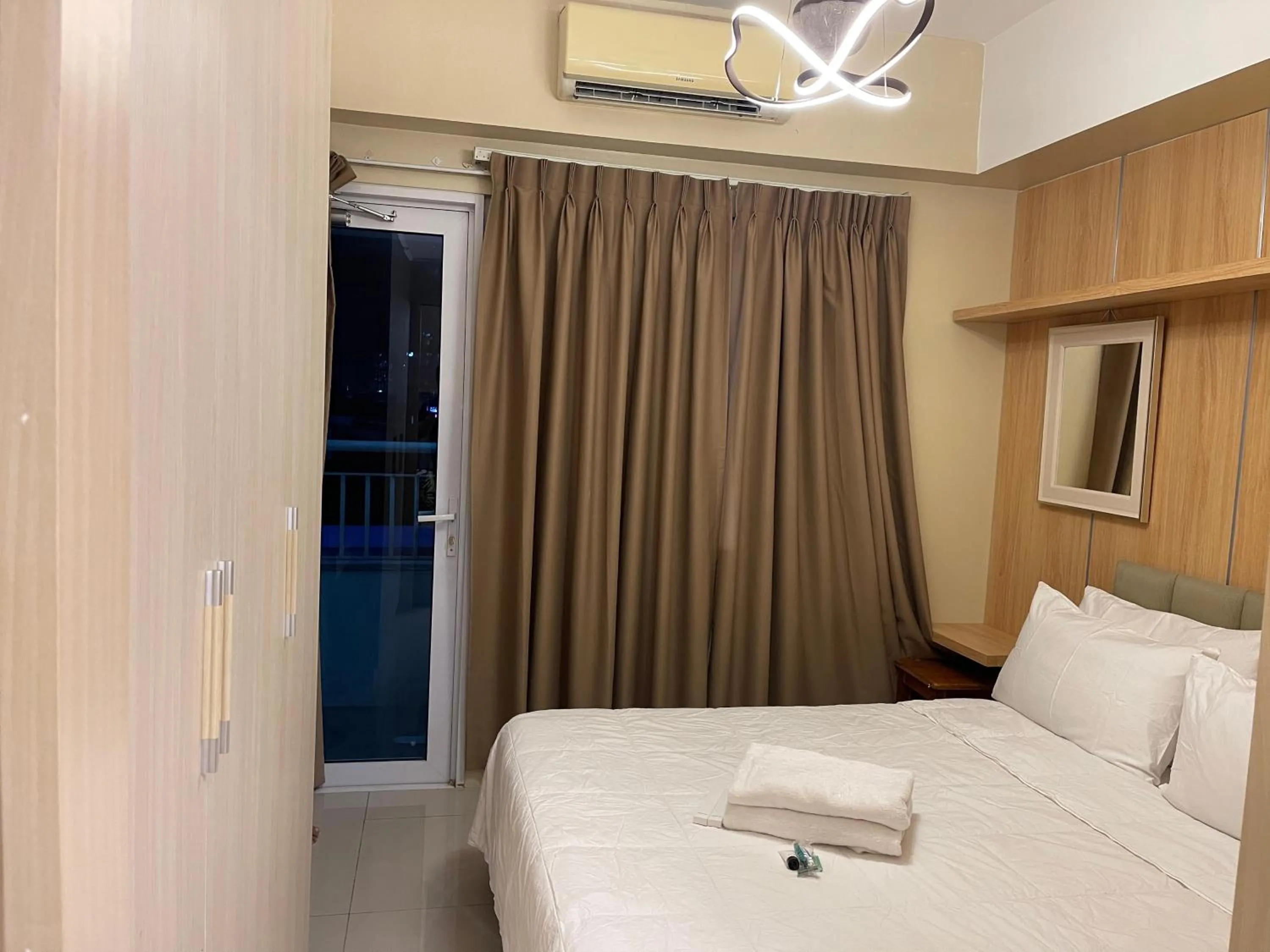 Bed in Netflix- Destina Stays at Jazz Residences Makati, MetroManila