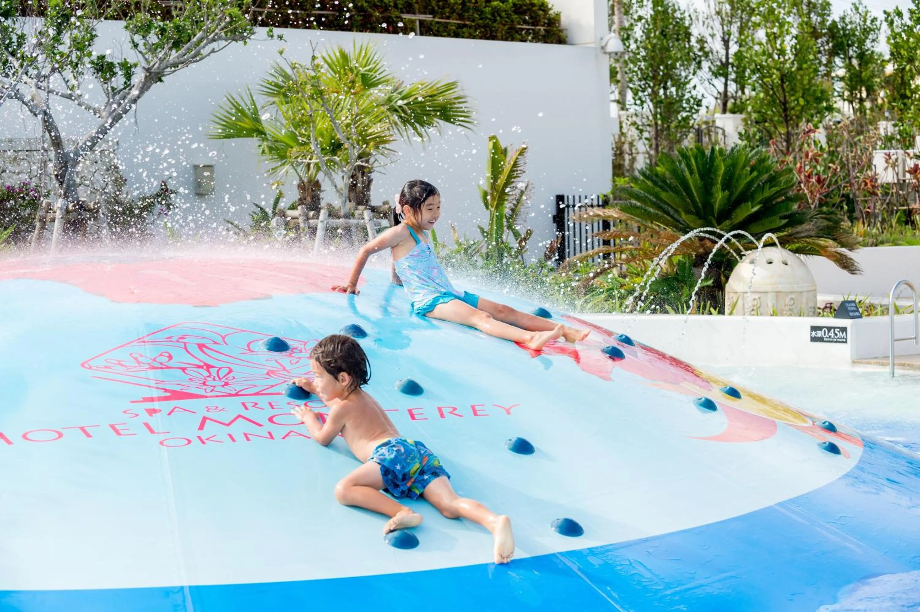 Swimming pool in Hotel Monterey Okinawa Spa & Resort