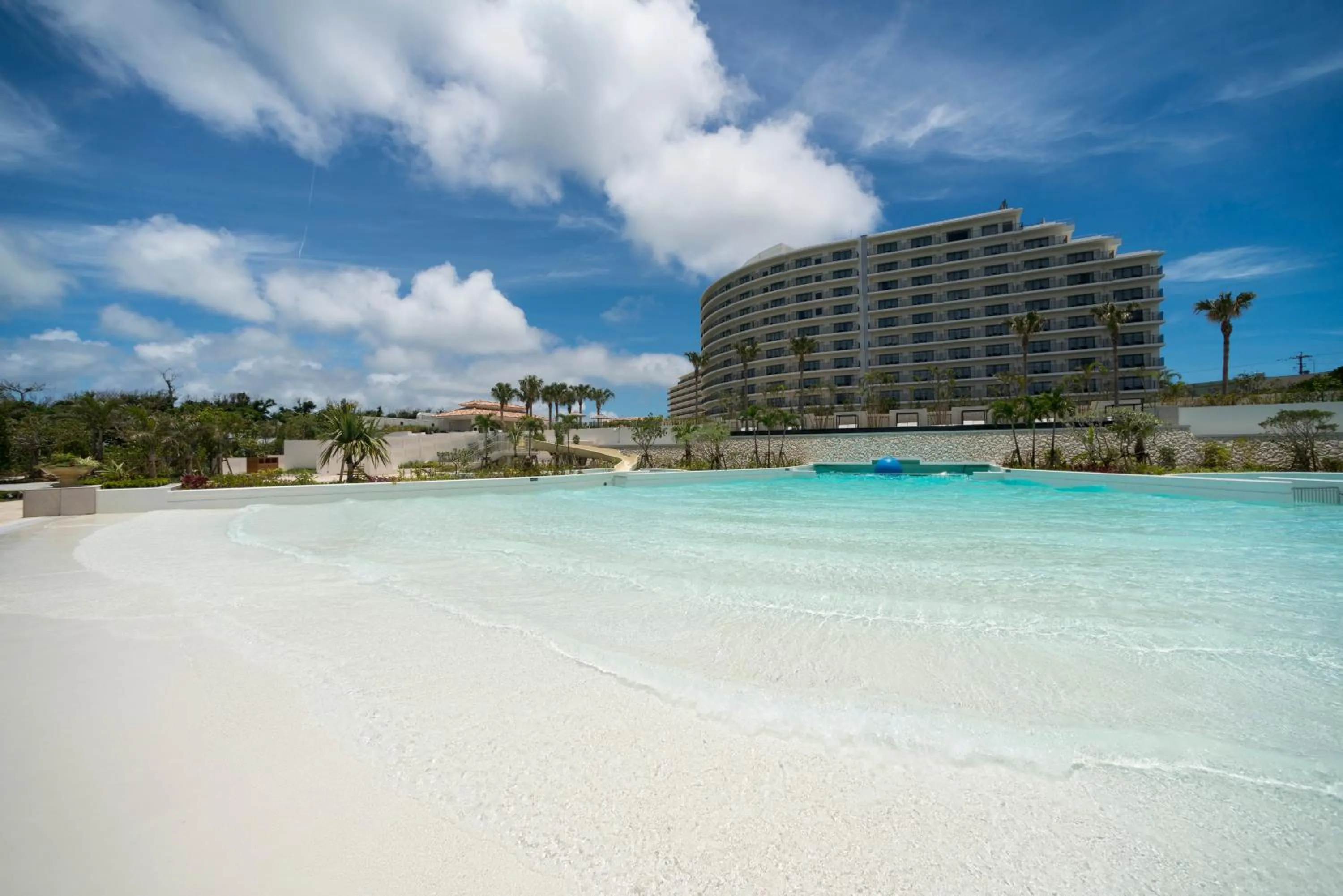Swimming pool in Hotel Monterey Okinawa Spa & Resort