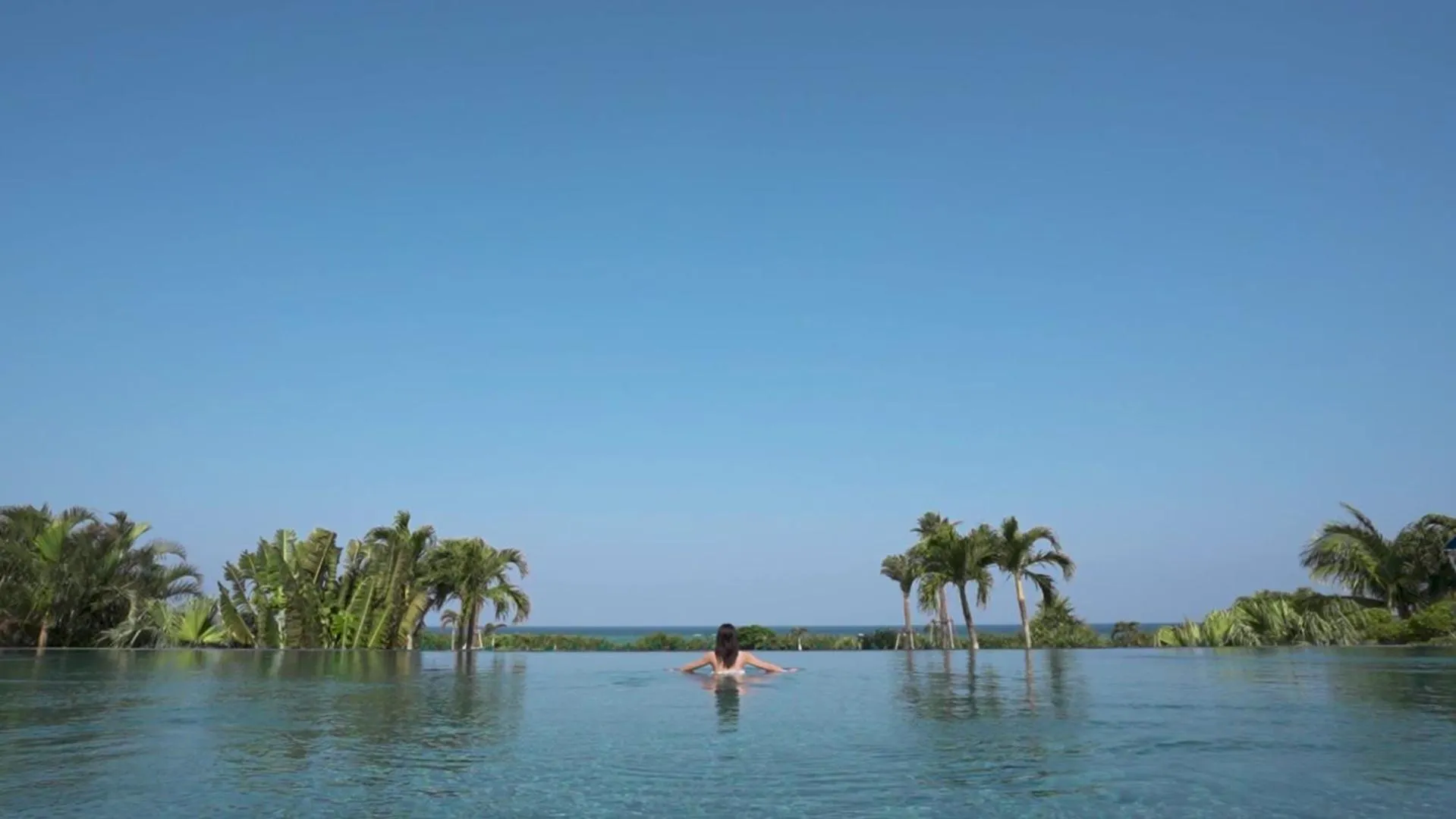 Swimming pool in Hotel Monterey Okinawa Spa & Resort