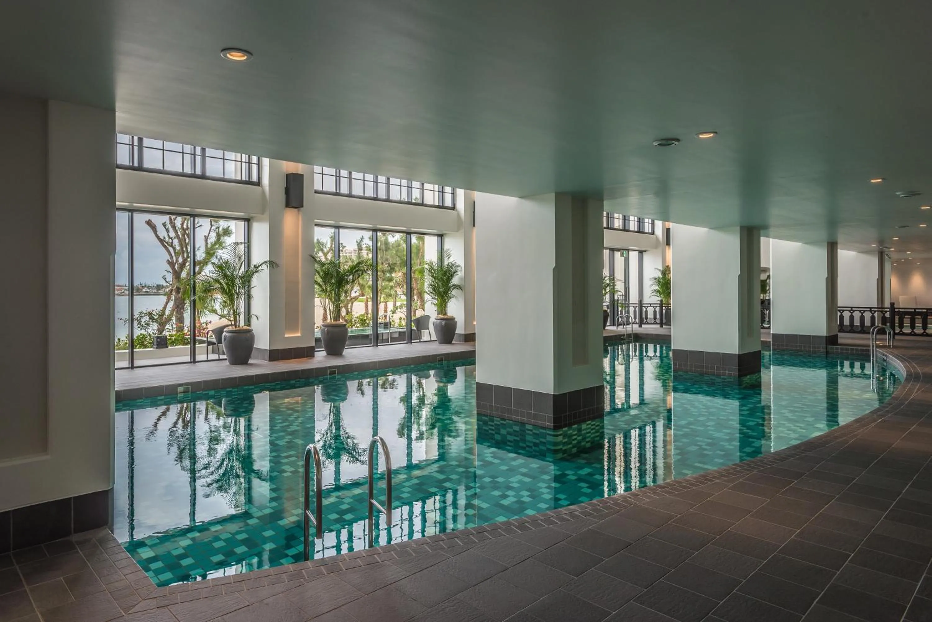 Swimming pool in Hotel Monterey Okinawa Spa & Resort