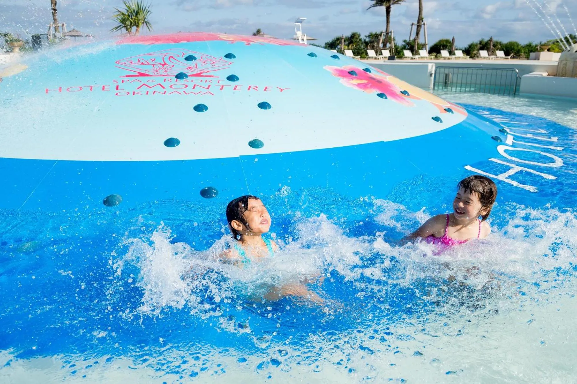 Swimming pool in Hotel Monterey Okinawa Spa & Resort