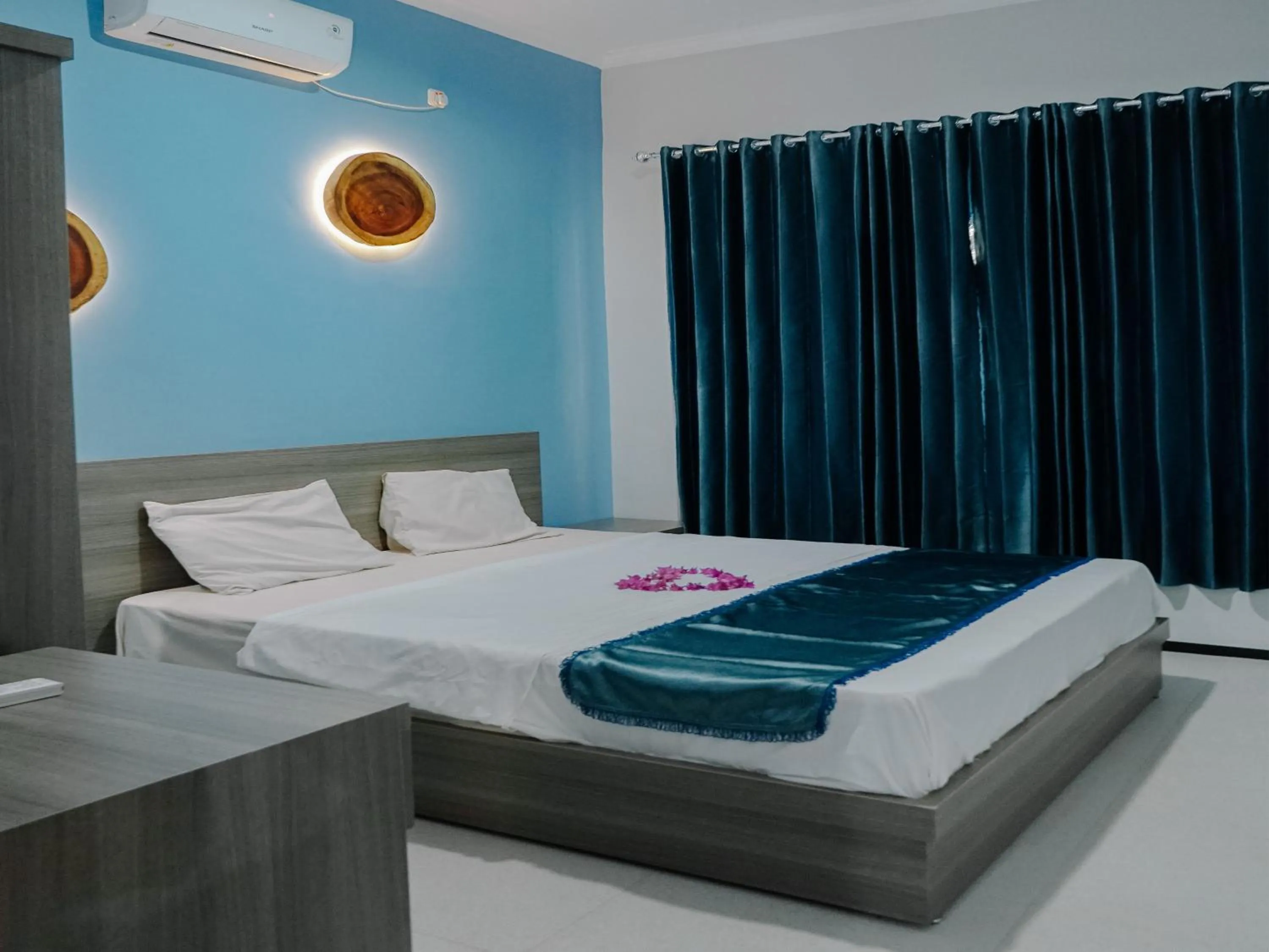 Property building, Bed in Sunset Villa