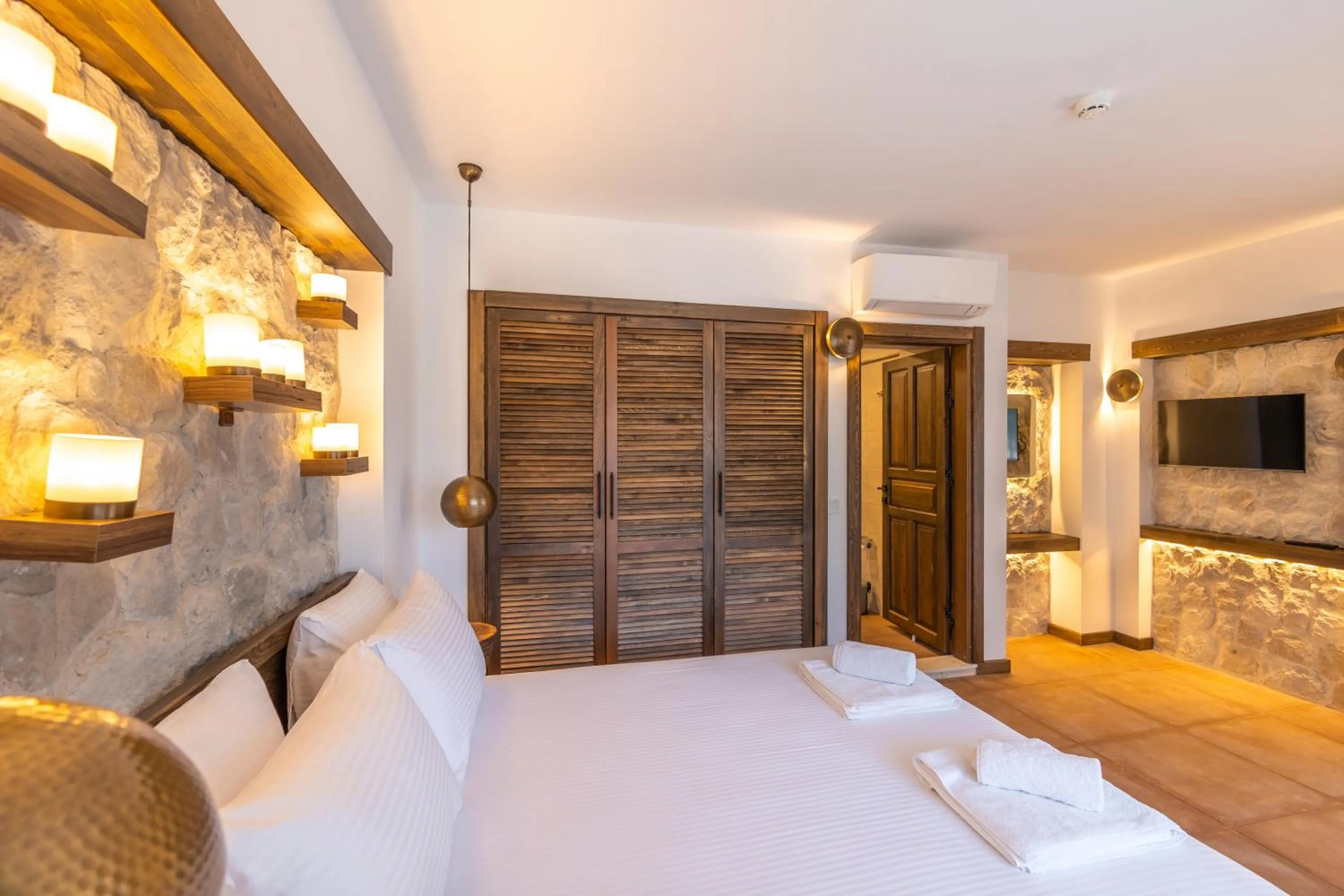 Photo of the whole room, Bed in Elizya Boutique Hotel