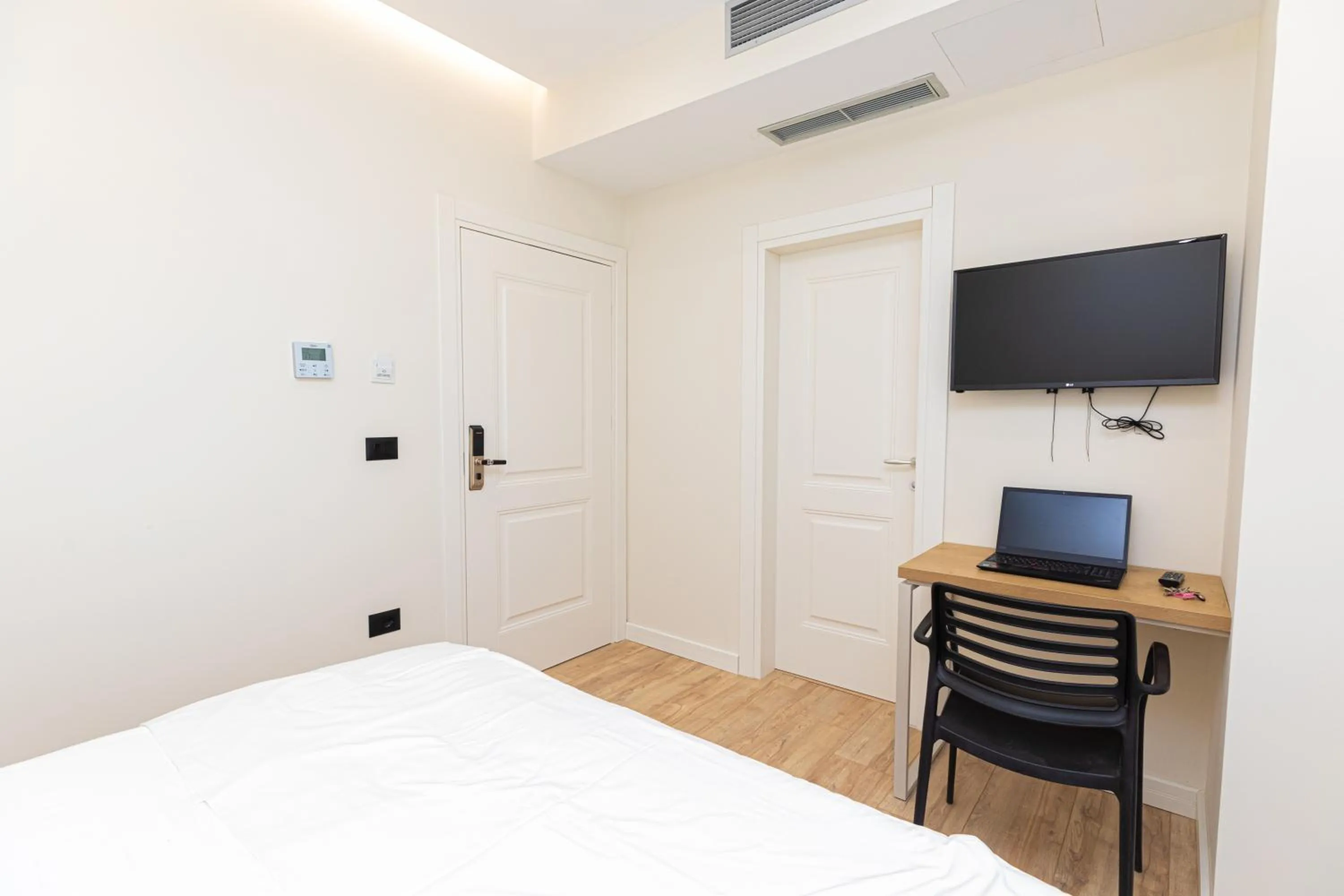 B&B Champagne, Vlore Bay