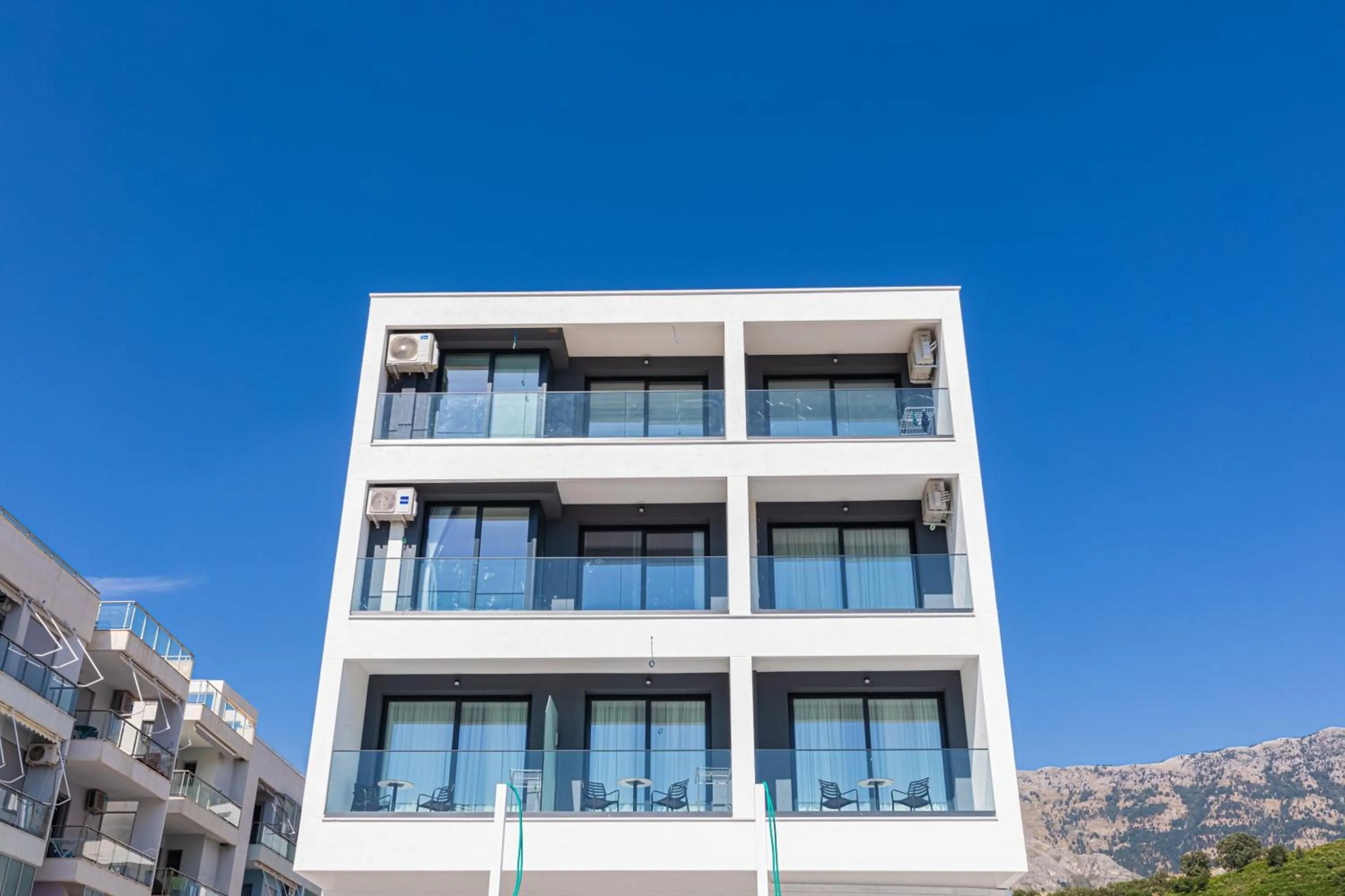 B&B Champagne, Vlore Bay