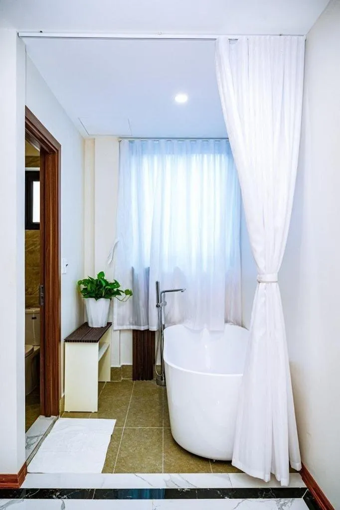 Open Air Bath, Bed in The King Hotel - Condotel Thai Nguyen